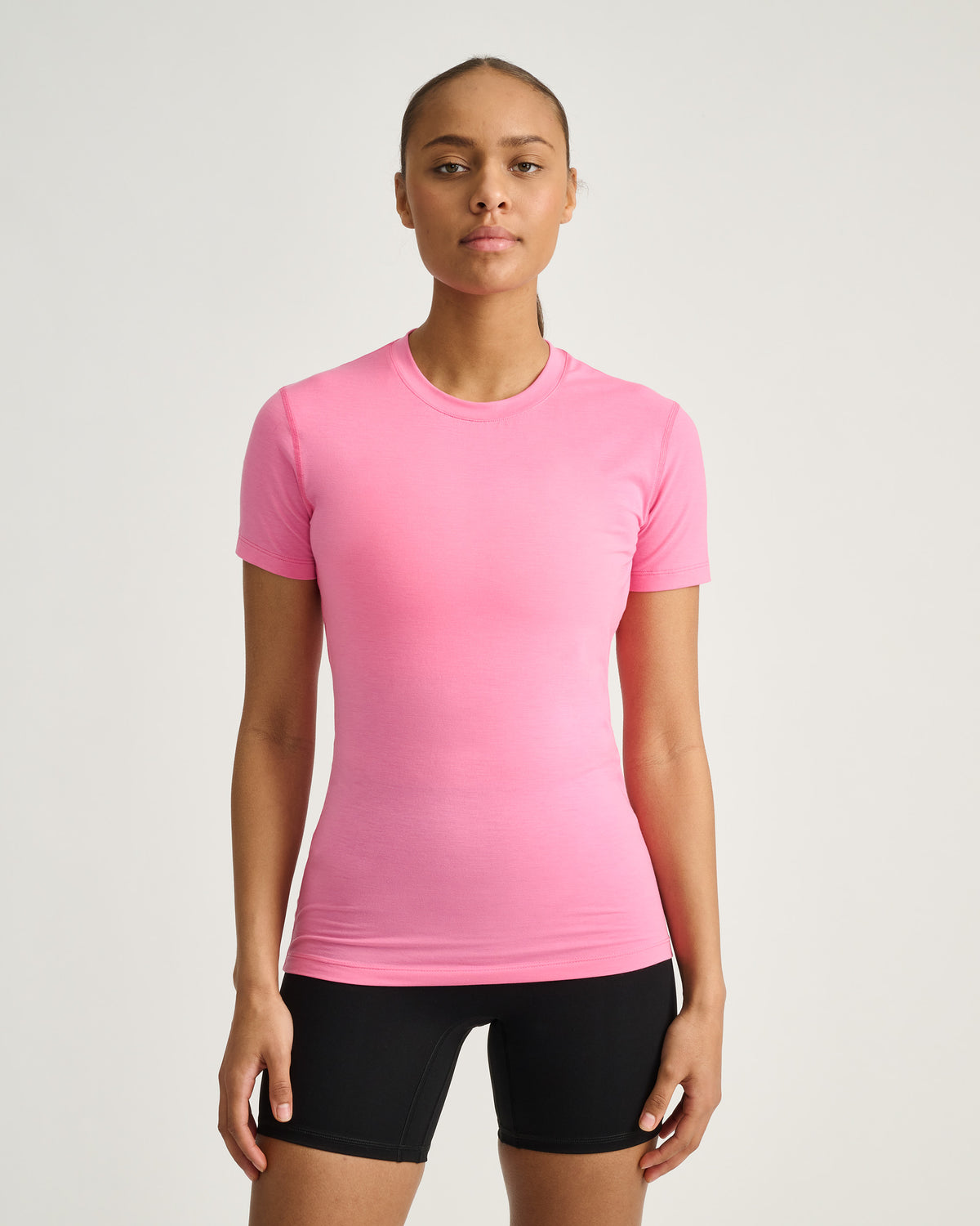 Women's training tee Model 167 cm / size XS #color_candy-pink