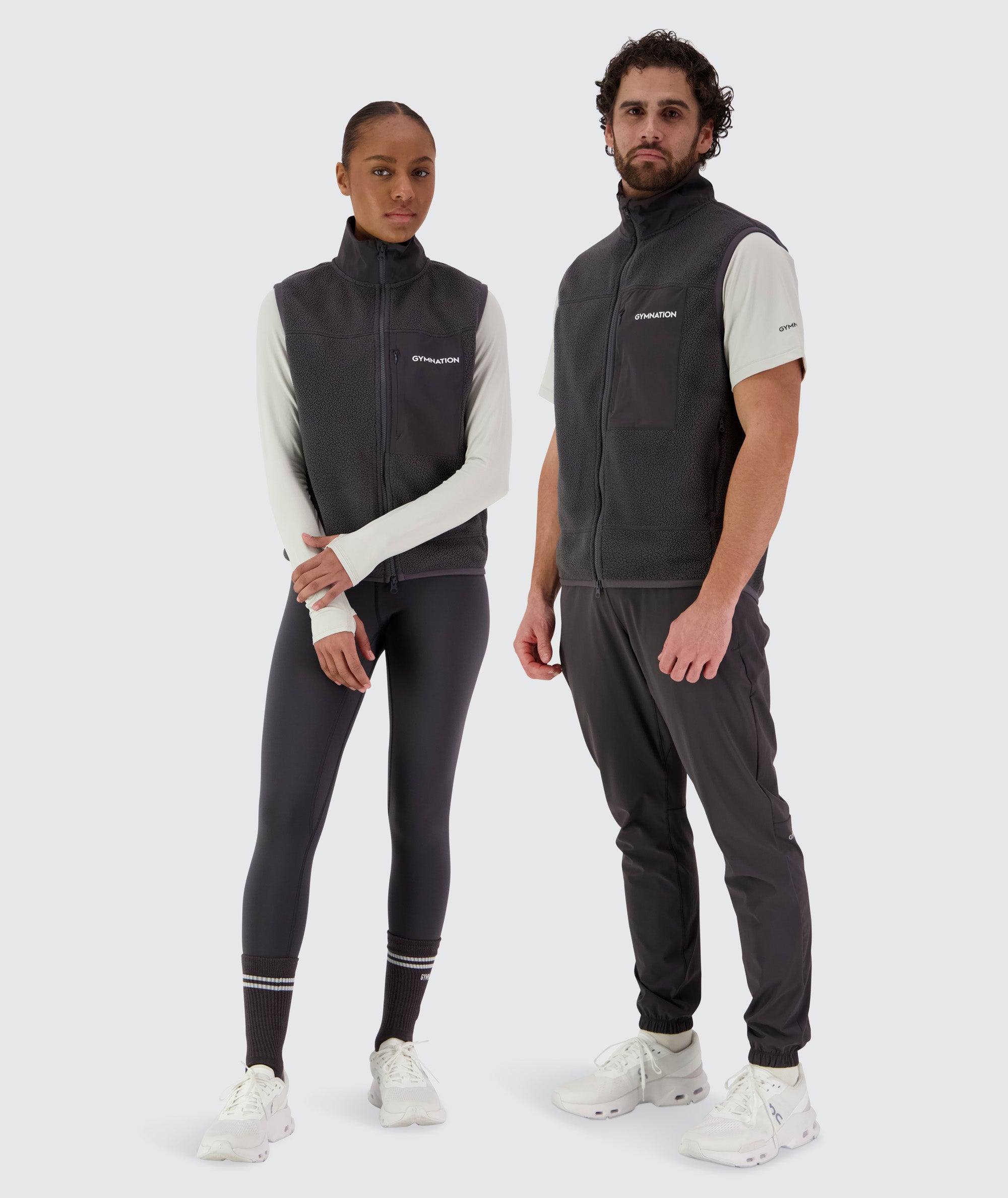 Gymnation Pile Vest Unisex, Model Male 179cm size M / Female 167 size XXS #color_gravel-grey