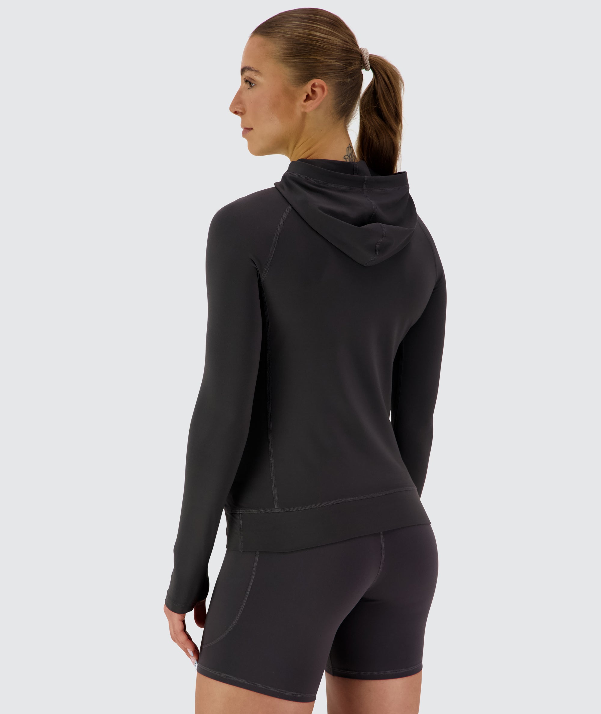 Women's comfy hoodie for training #color_gravel-grey
