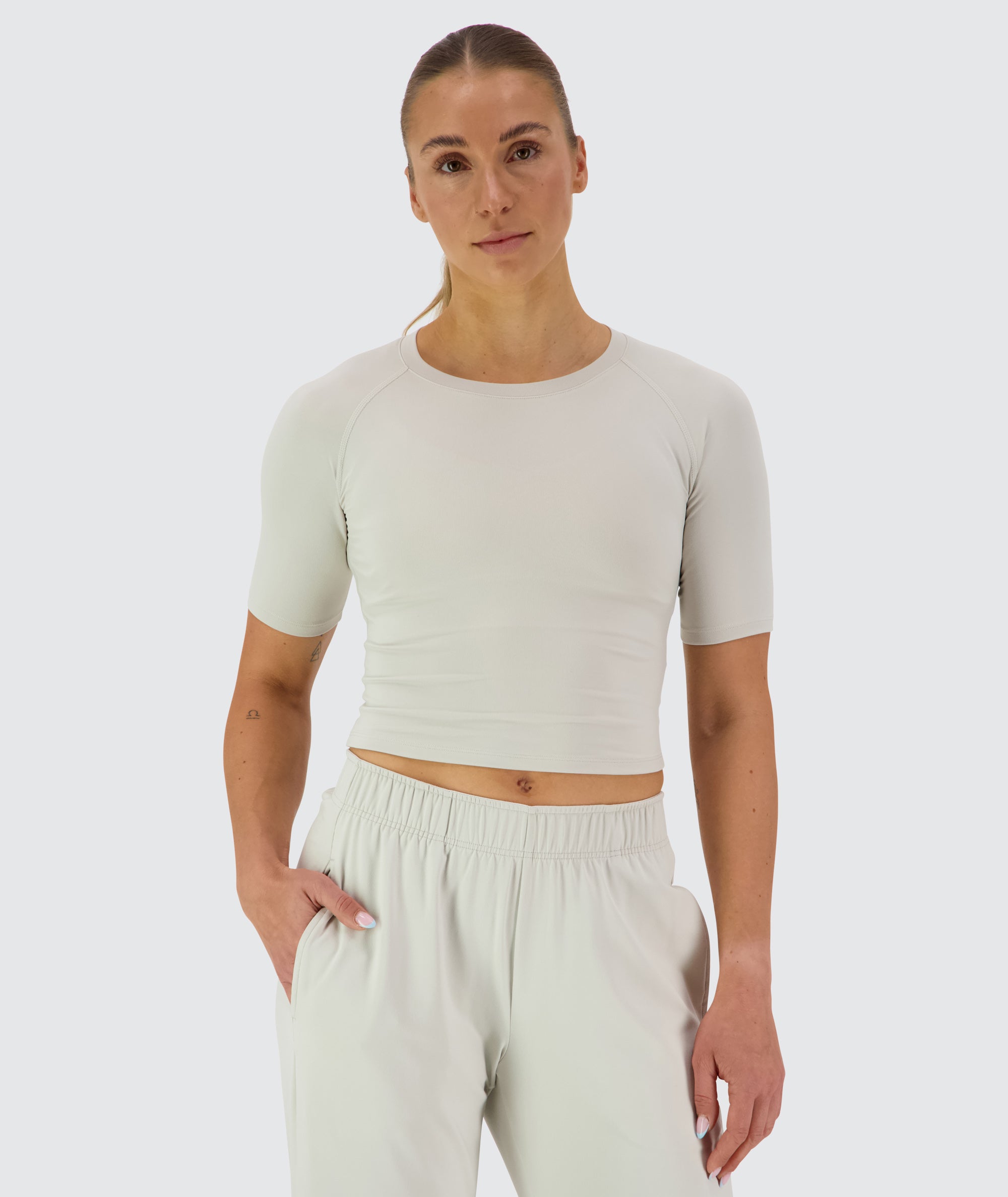 Gymnation Cropped ComfyKnit Tee Model 176 cm / size S #color_fog