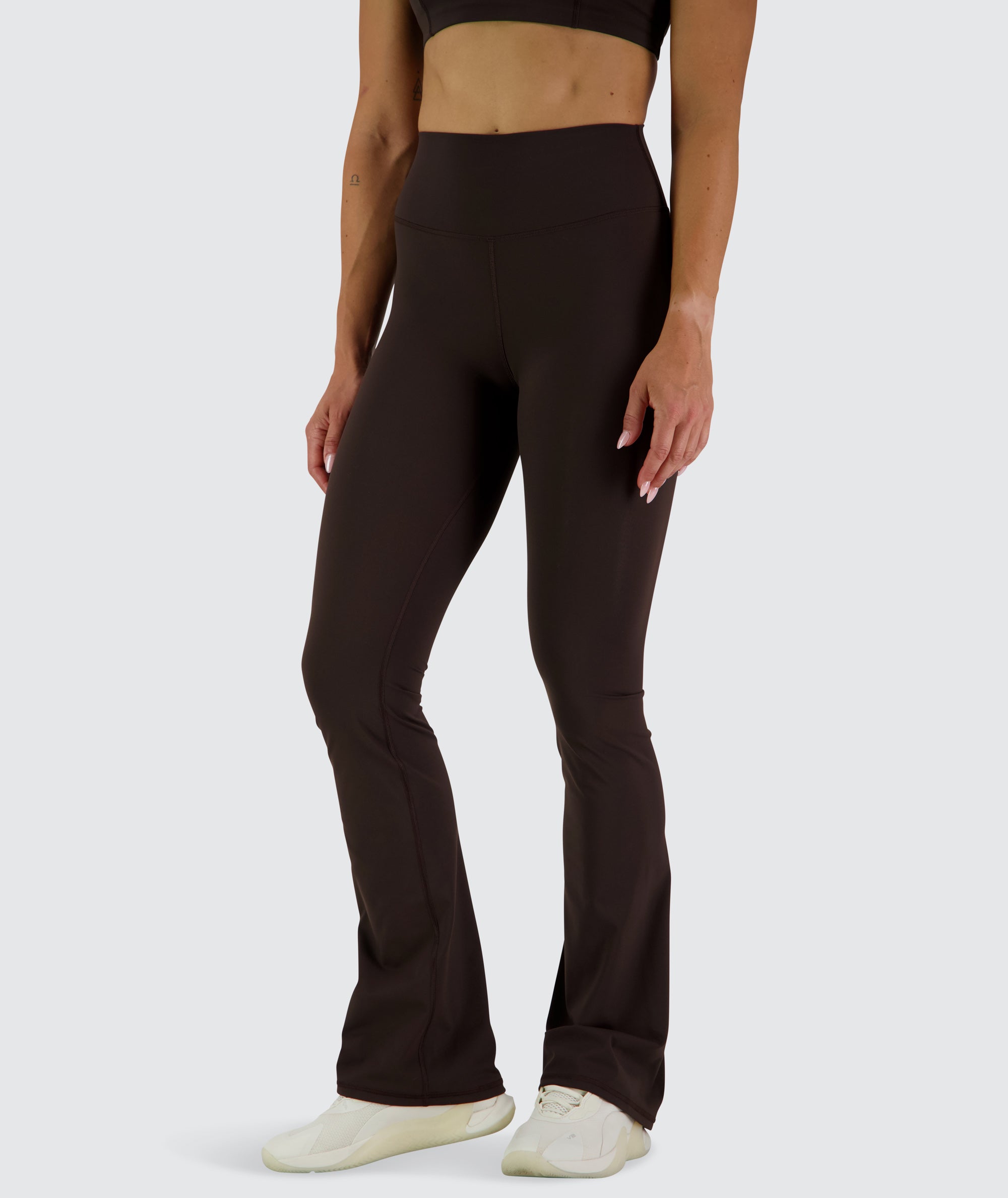 EveryForm Flare Tights, Model 176 cm / size S #color_moody-espresso