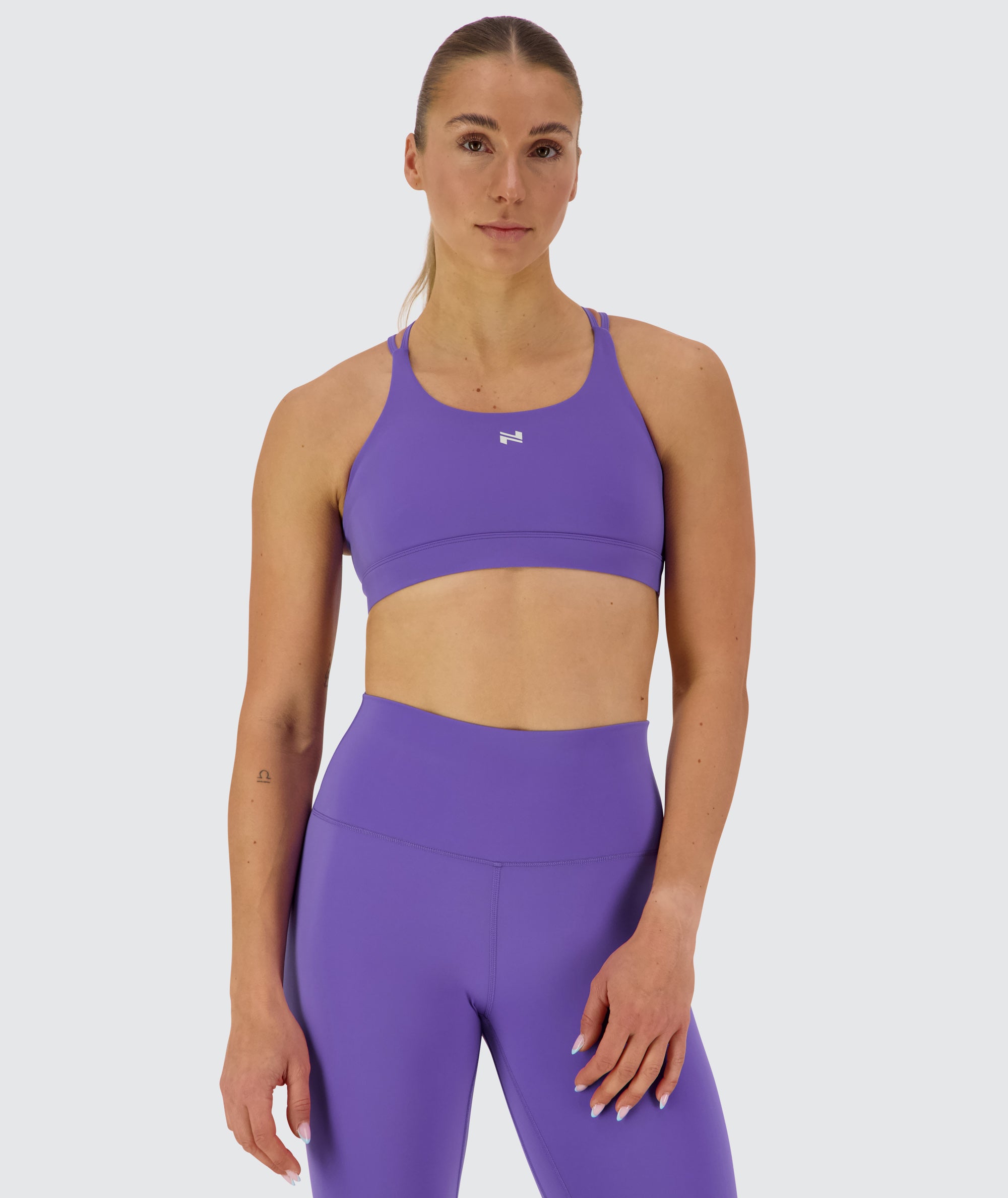 Strappy sports bra, Model 176 cm / size S #color_violet-vibe