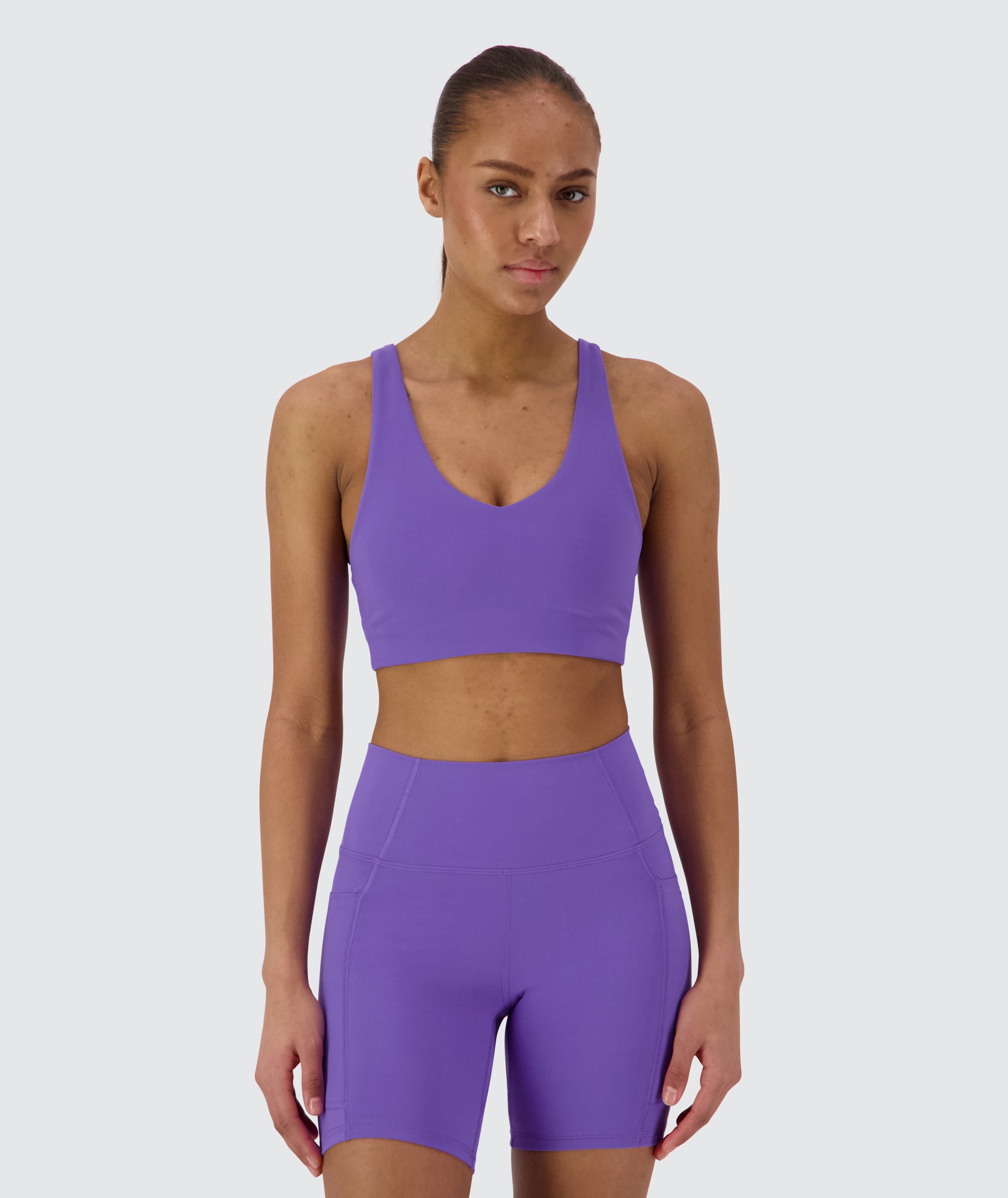 Supersoft V-neck Bra, Model 167 cm / size S #color_violet-vibe