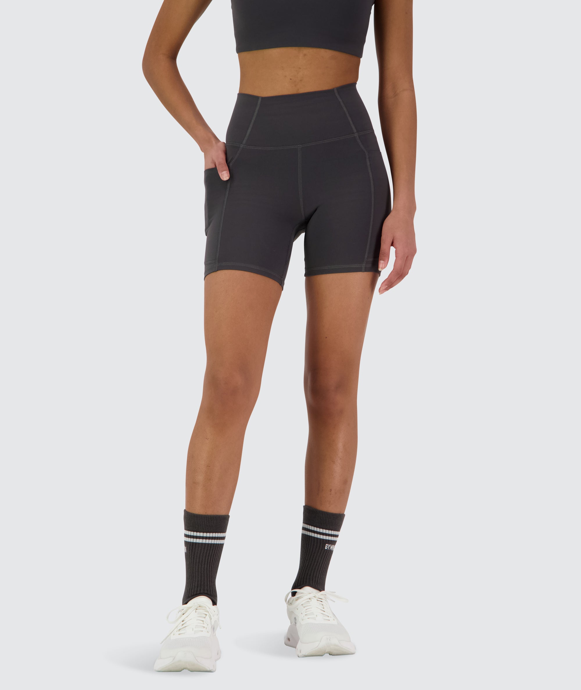 Supersoft shorts with pockets, Model 167 cm / size XS #color_gravel-grey