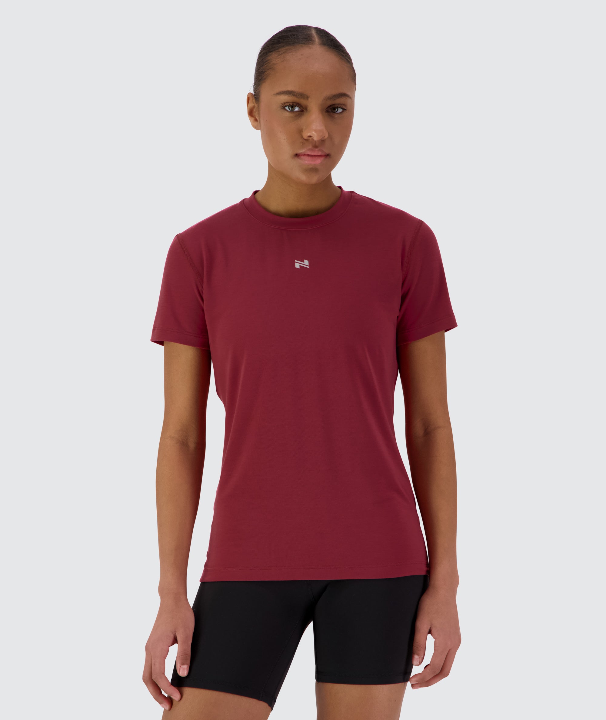 women's training tee, Model 167 cm / size S#color_garnet-red