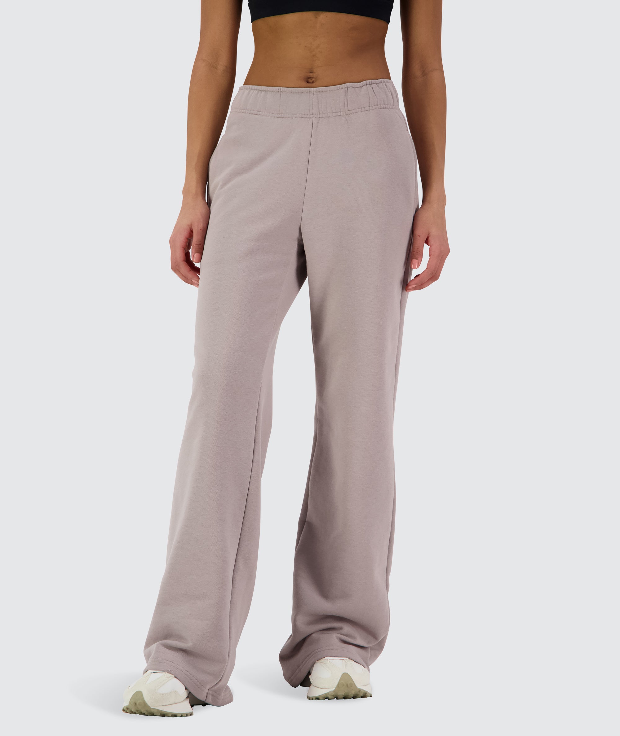 Women Wideleg Sweatpants Model 167 cm / size S #color_sand