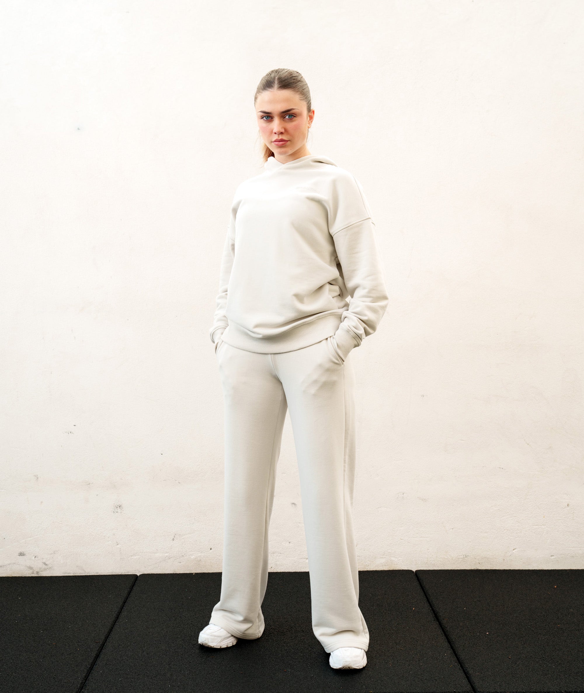 Women Wideleg Sweatpants Model 167 cm / size S #color_cool-grey