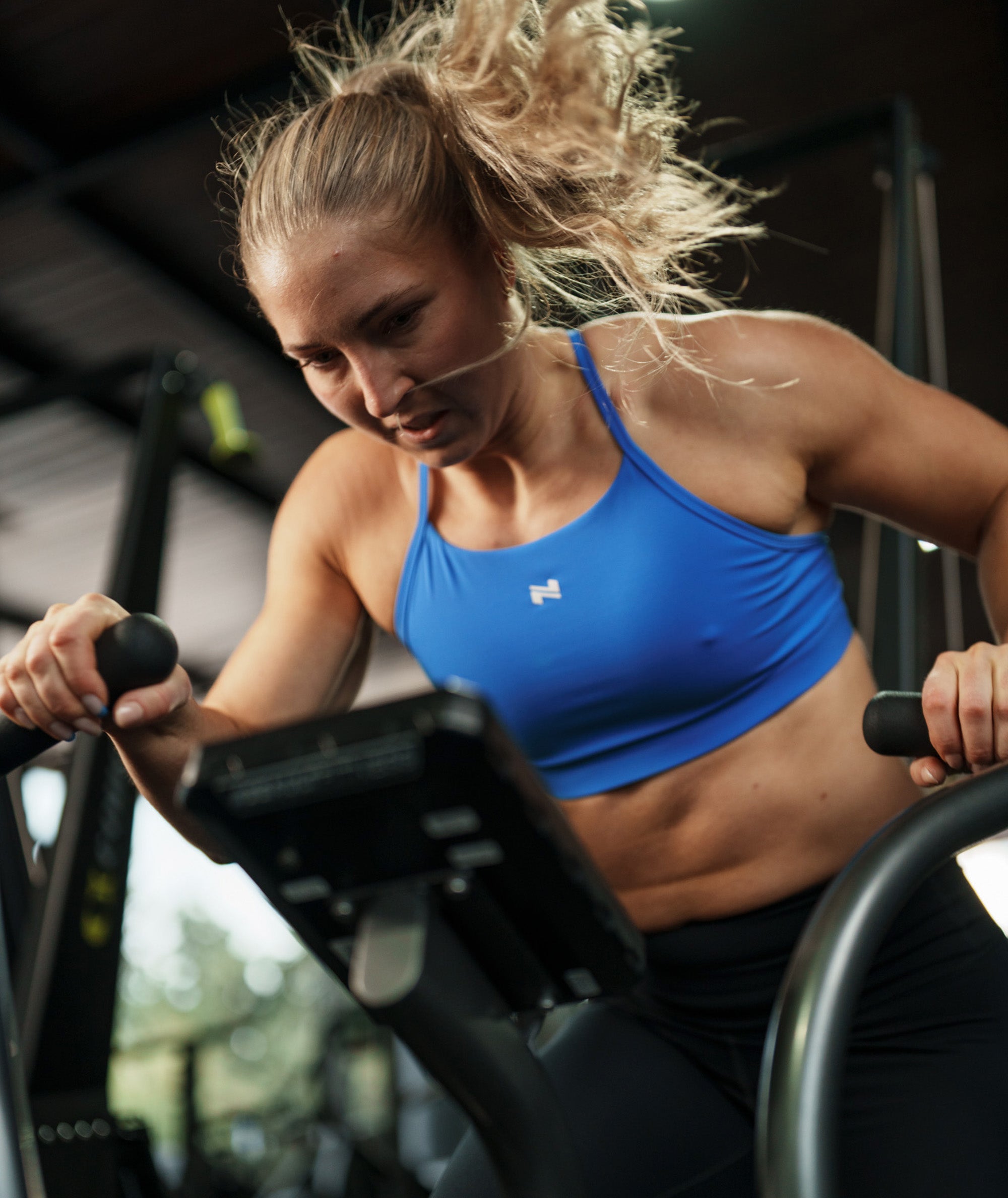 Training sports bra, Model 176 cm / size S #color_blue-blaze