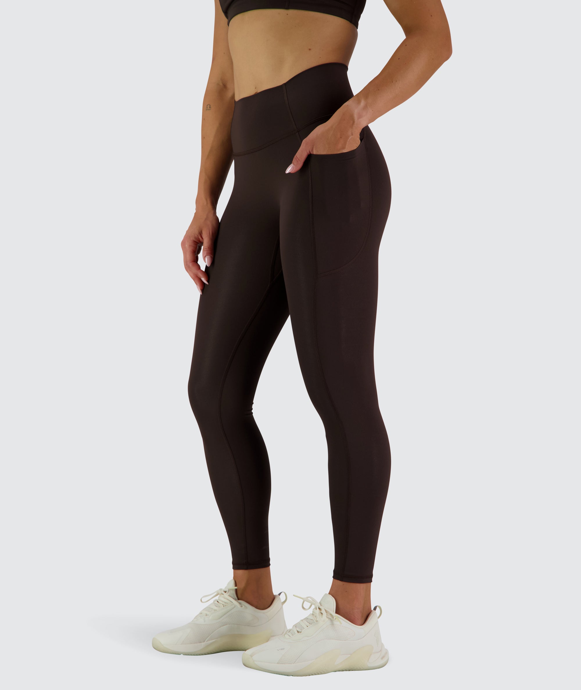 EveryForm Pocket Tights, Model 176 cm / size S #color_moody-espresso