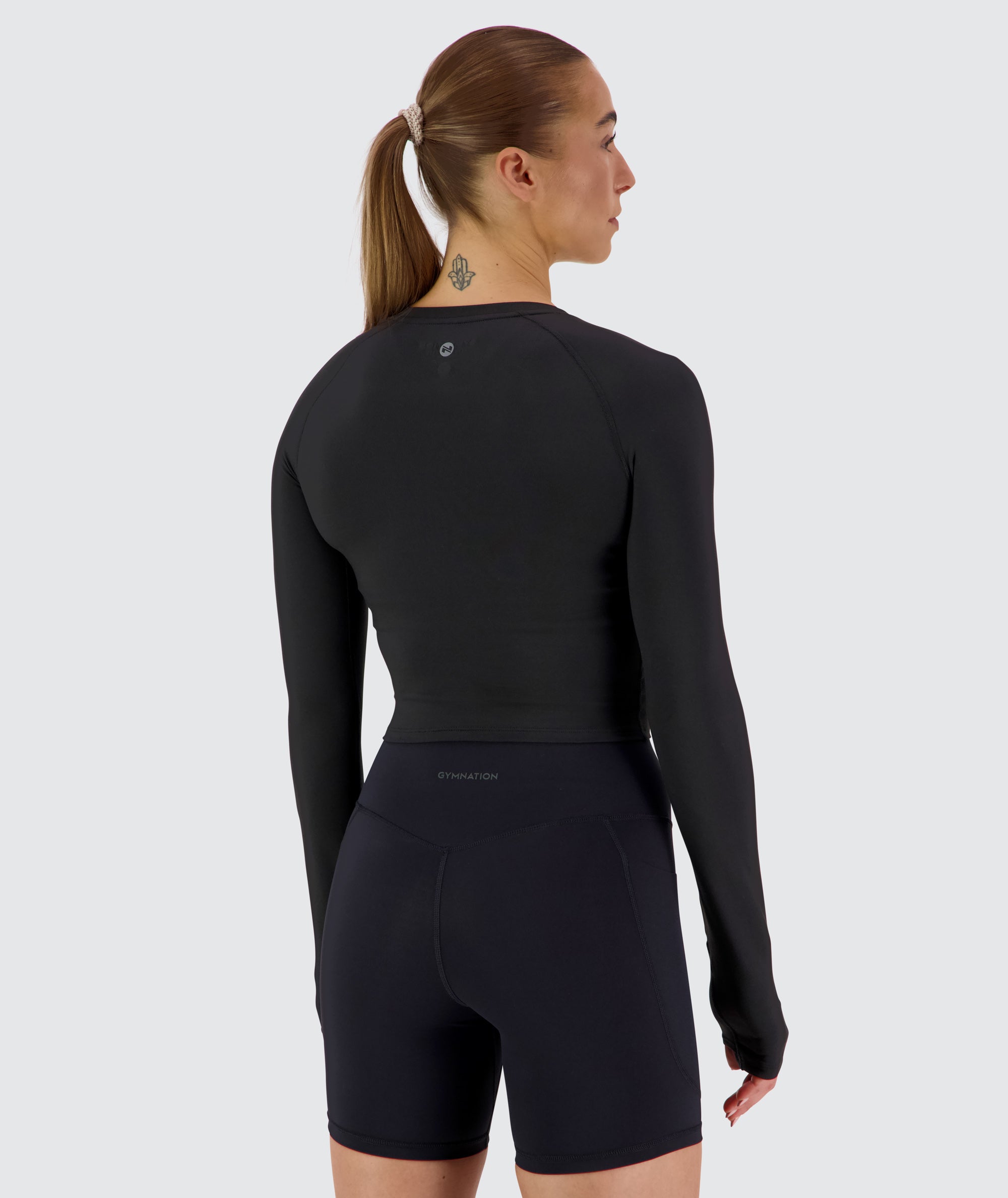 Women's Cropped ComfyKnit Longsleeve Black, Model 176 cm / size S#color_black