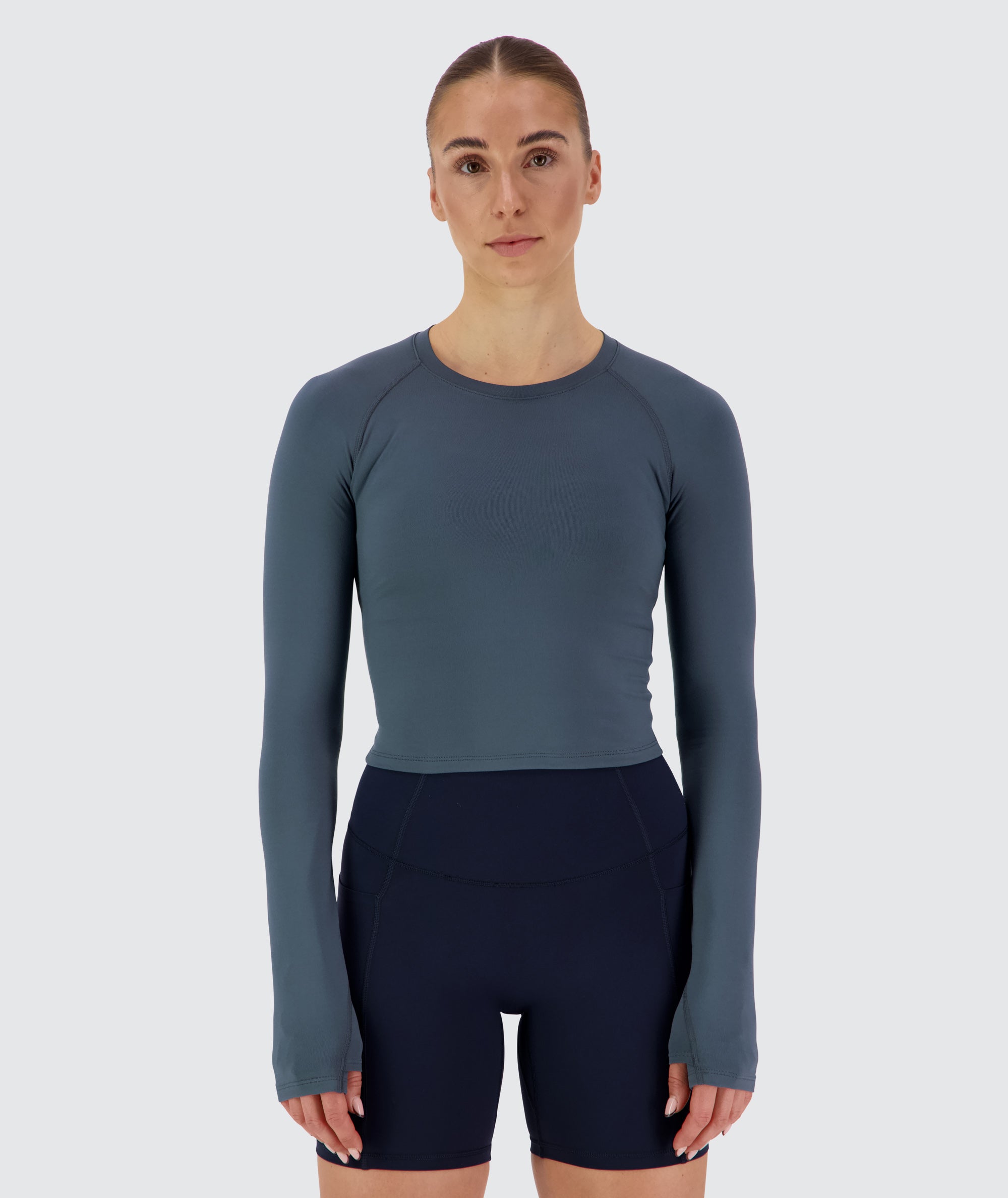 Women's Cropped ComfyKnit Longsleeve Dusty Navy, Model 176 cm / size S#color_dusty-navy