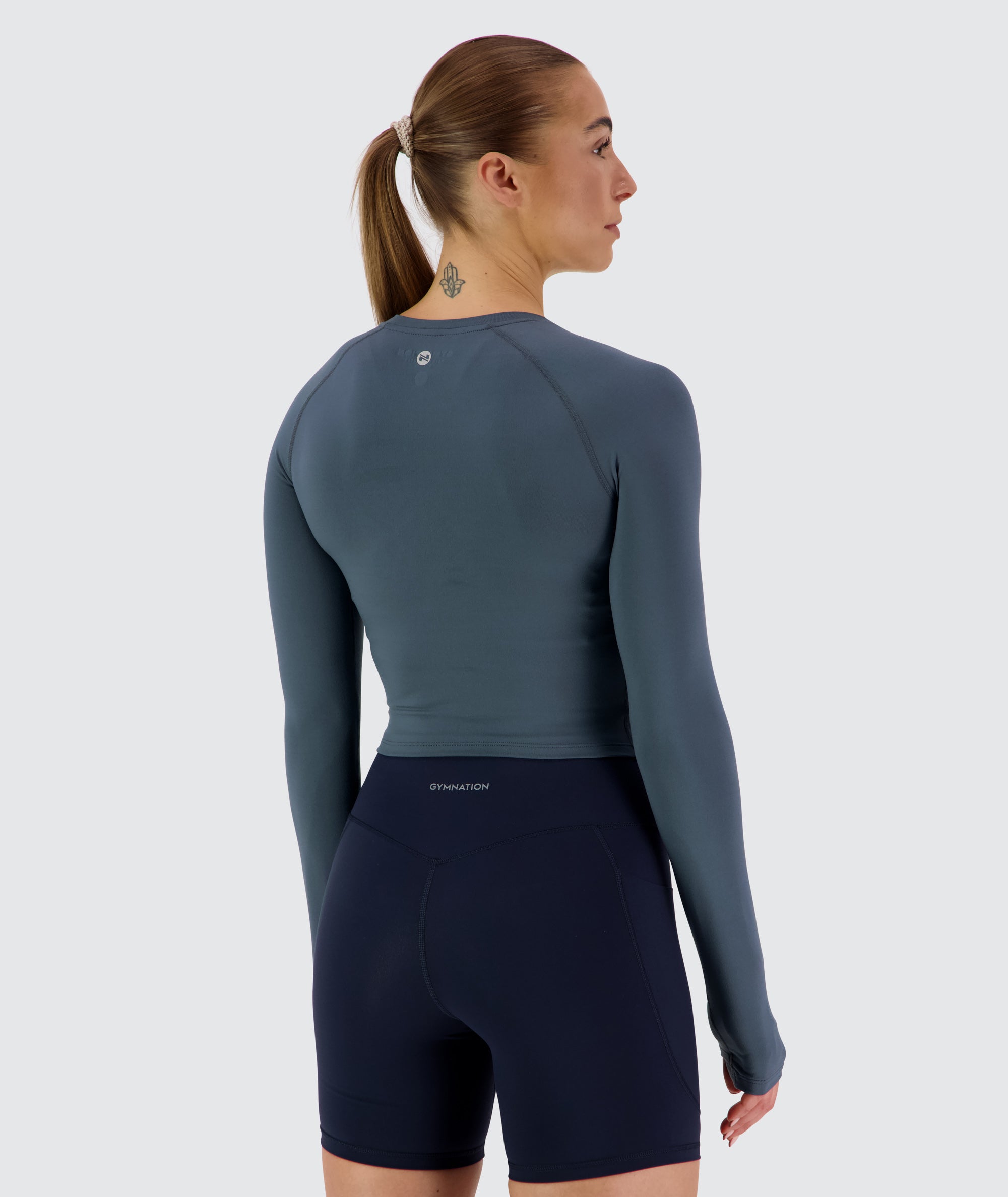 Women's Cropped ComfyKnit Longsleeve Dusty Navy, Model 176 cm / size S#color_dusty-navy