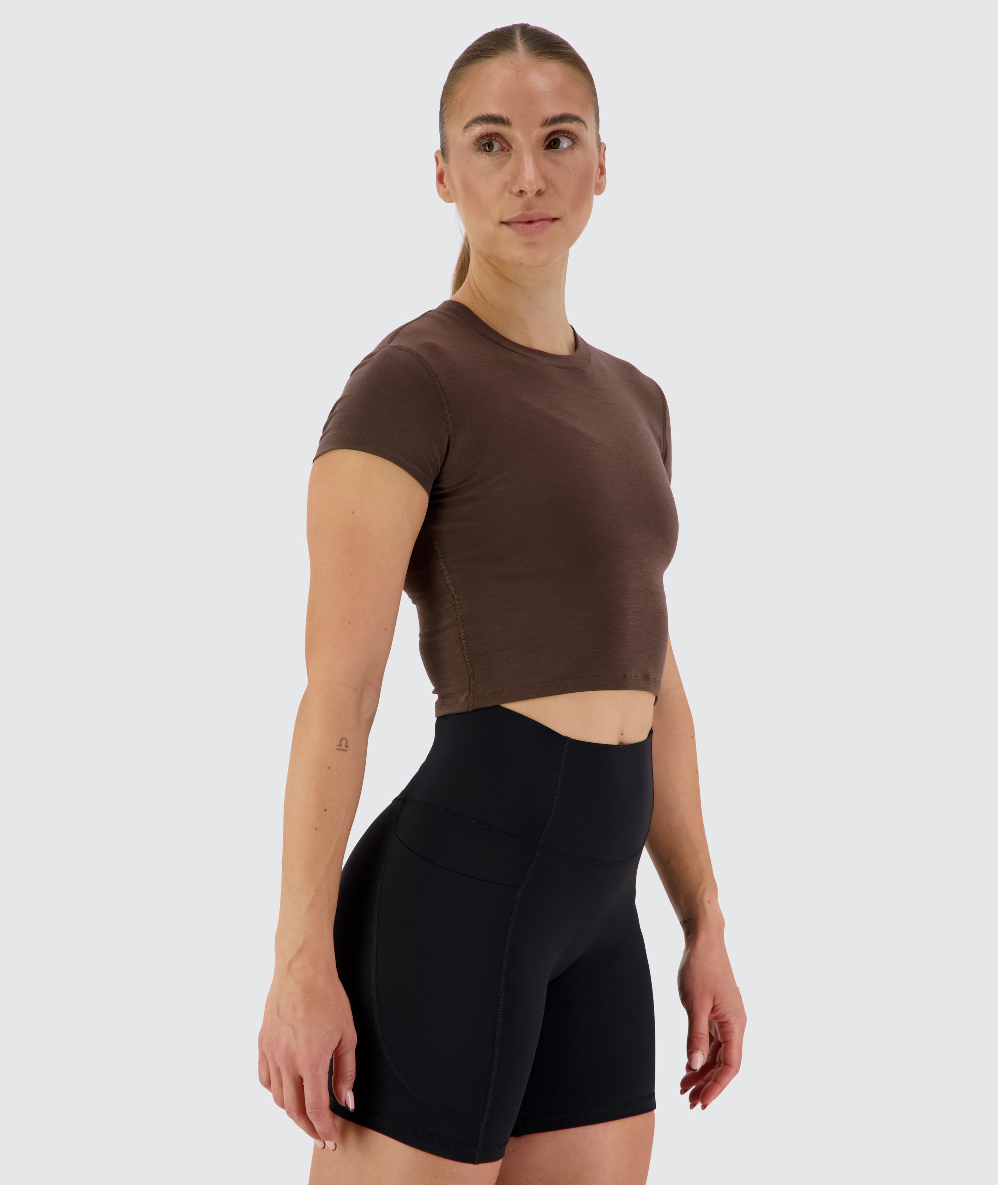 Women's Cropped Short Sleeve Coffee Bean, Model 176 cm / size S#color_coffee-bean