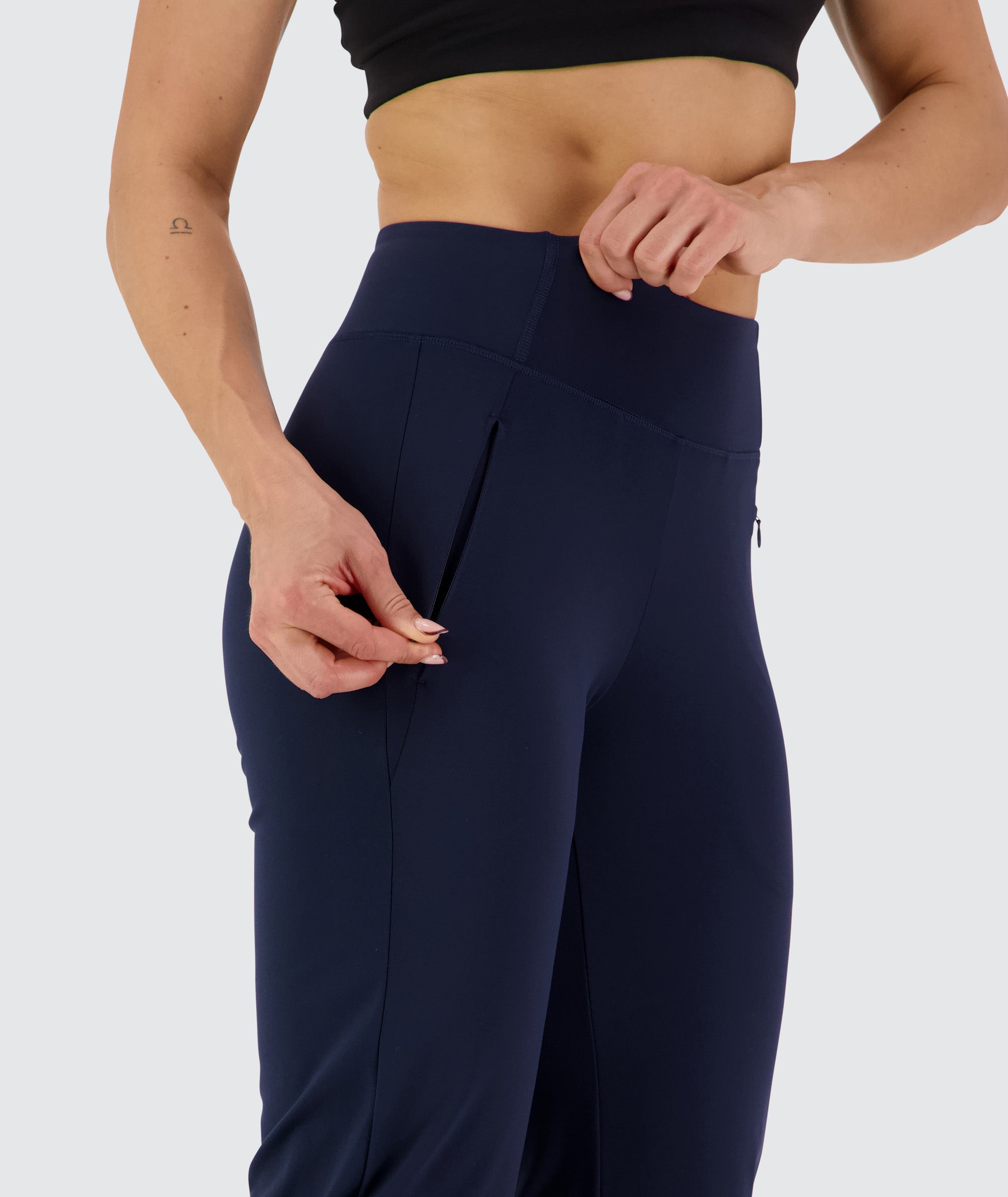 Women's Everyday Pants Dark Navy, Model 176 cm / size S#color_dark-navy