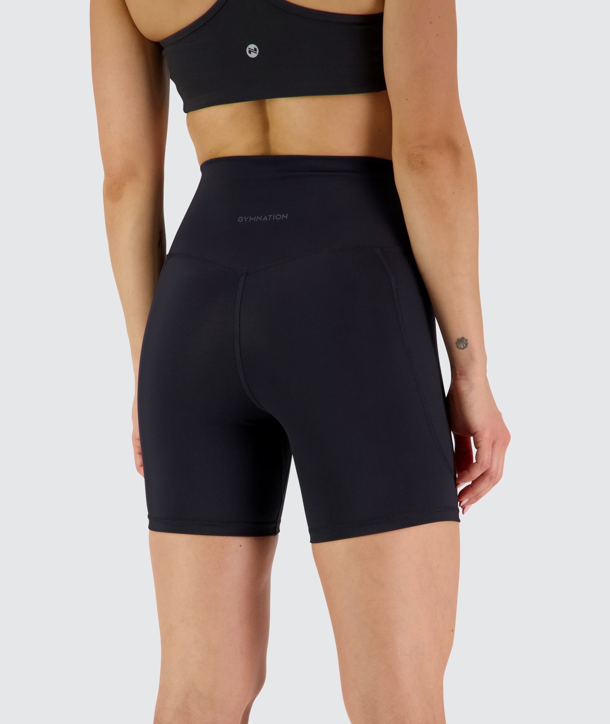 Women's Everyday Pocket Shorts Black, Model 176 cm / size S#color_black