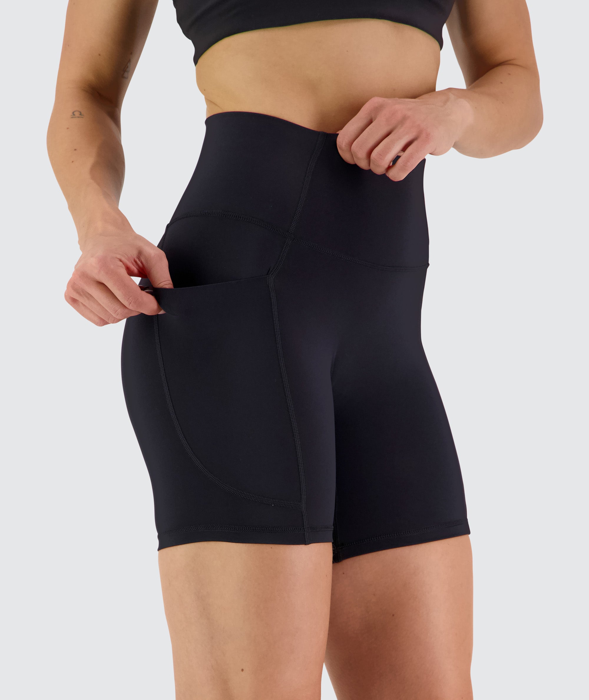 Women's Everyday Pocket Shorts Black, Model 176 cm / size S#color_black