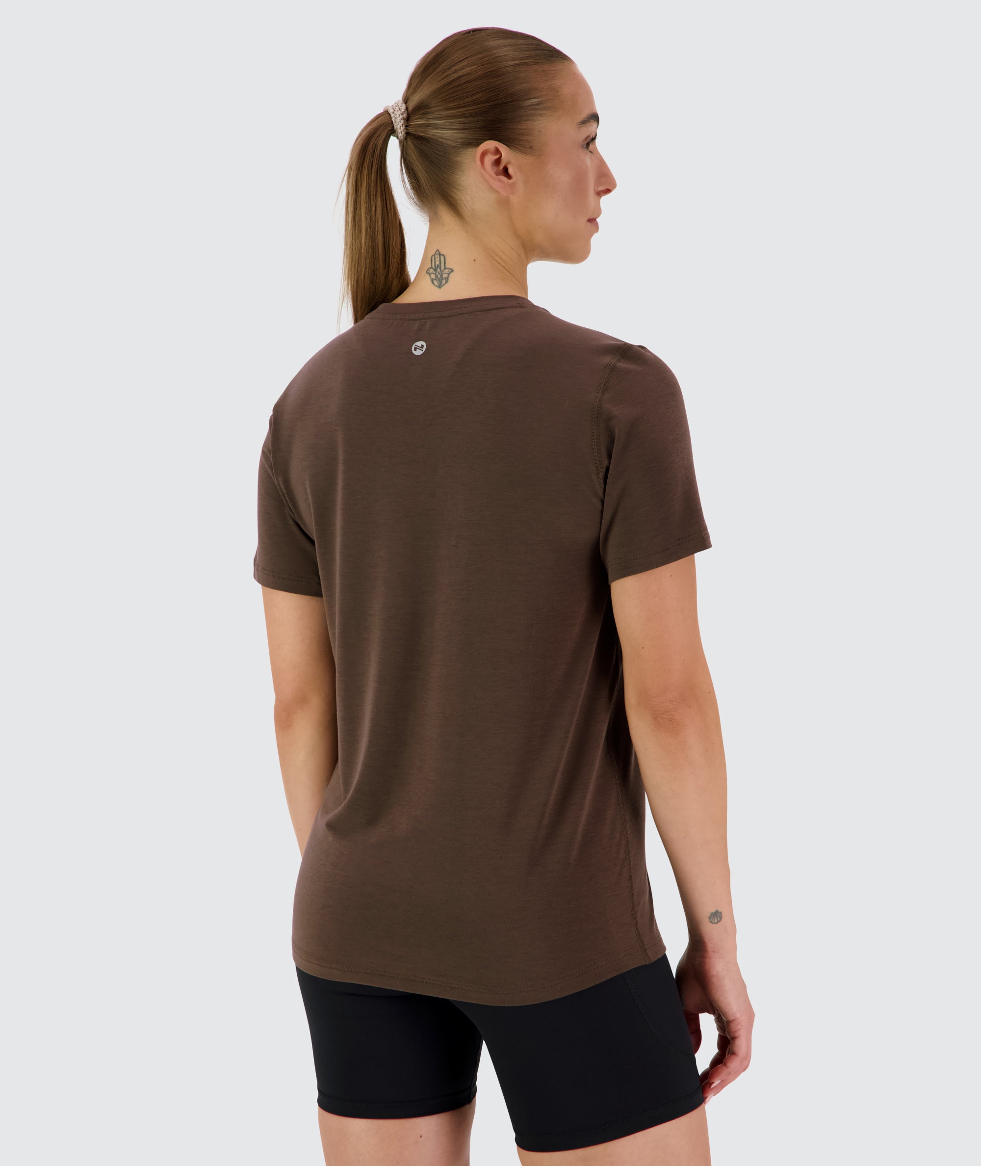 Women's Everyday Tee, Model 176 cm / size S#color_coffee-bean