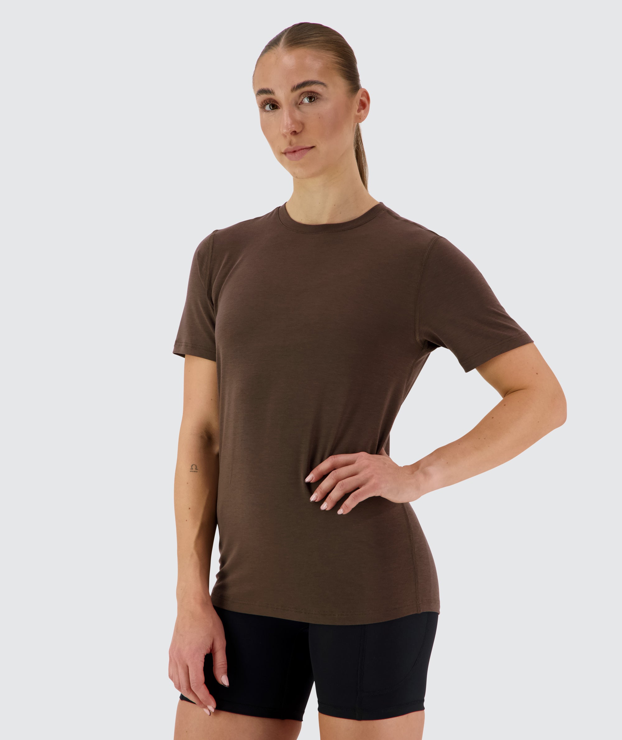 Women's Everyday Tee, Model 176 cm / size S#color_coffee-bean