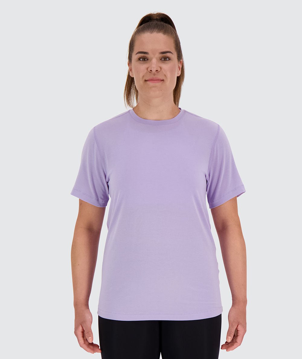 Sustainable and comfortable training t-shirt for women, Model 174 cm / Size L#color_lavender