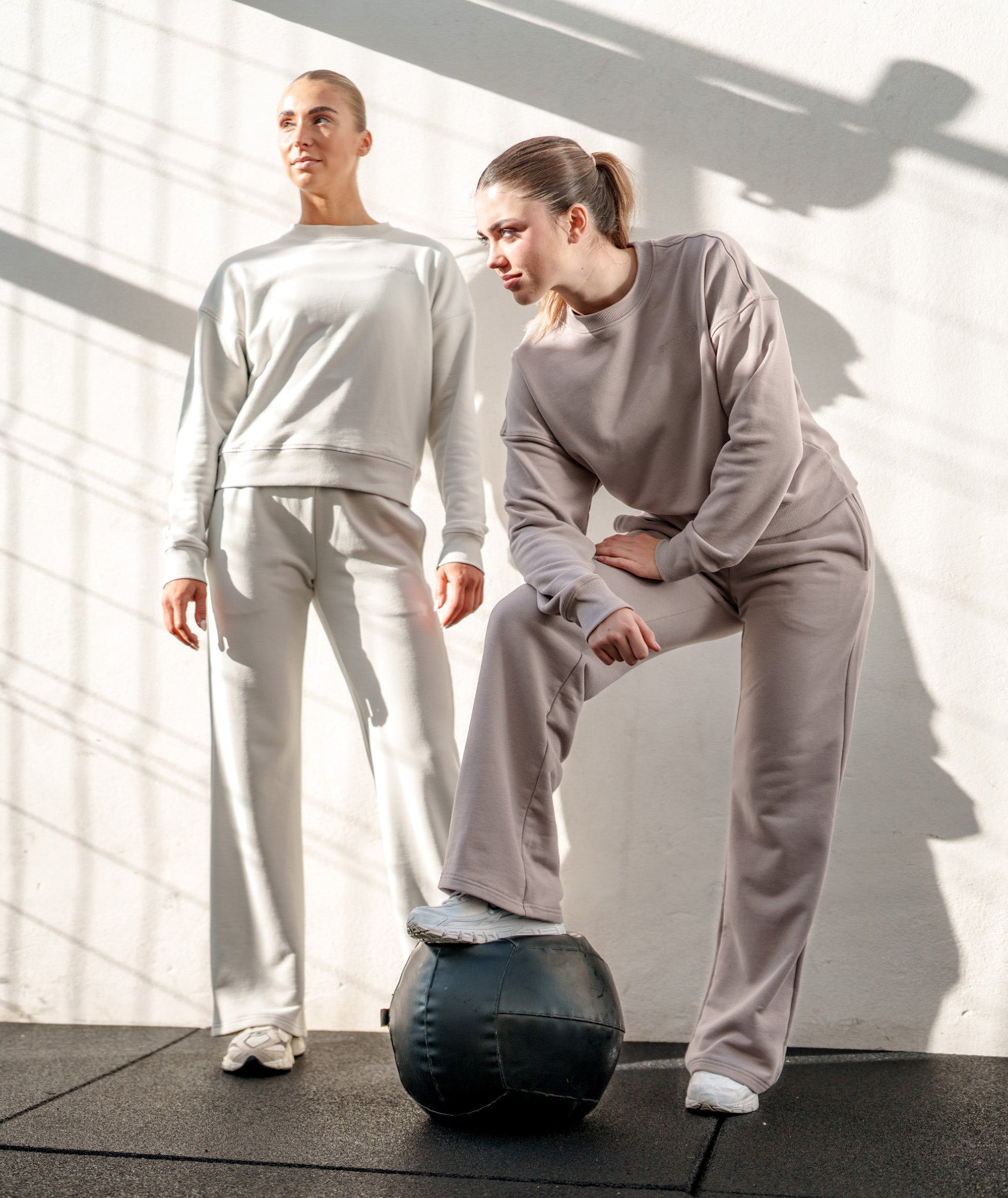 Women Crewneck #color_cool-grey