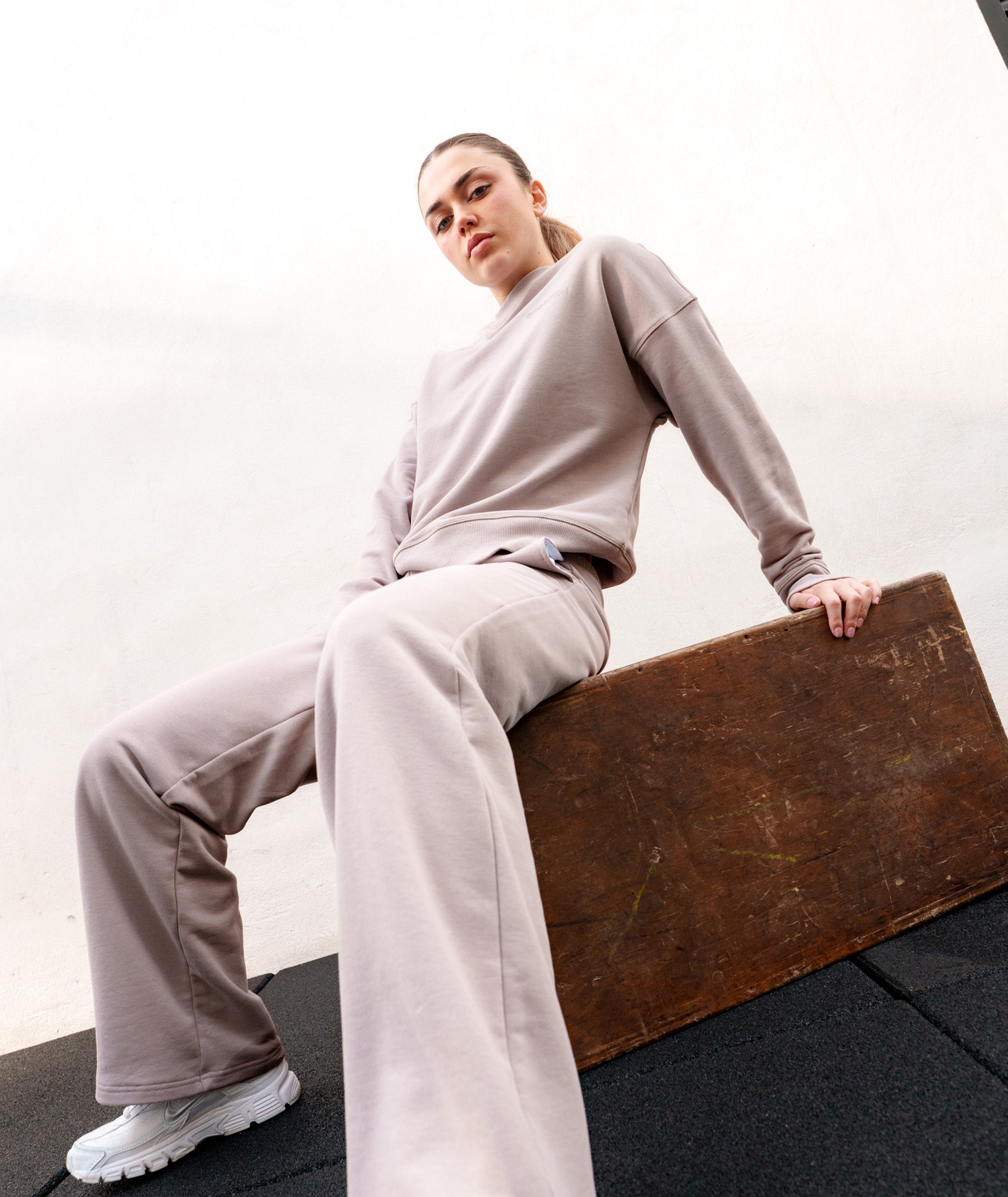 Women Crewneck Model 167 cm / size S #color_sand