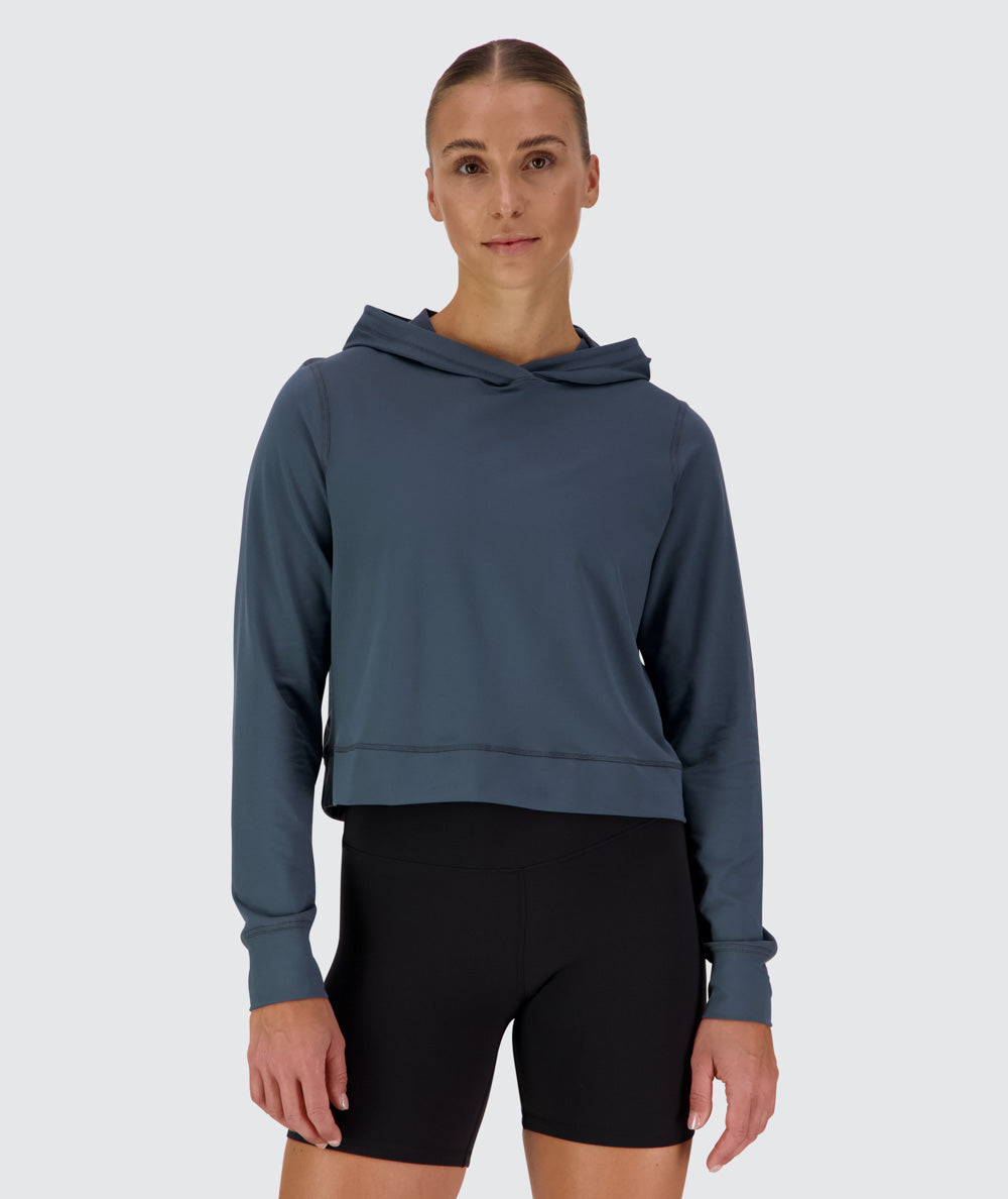 Comfy cropped hoodie for training, Model 176 cm / size S#color_dusty-navy