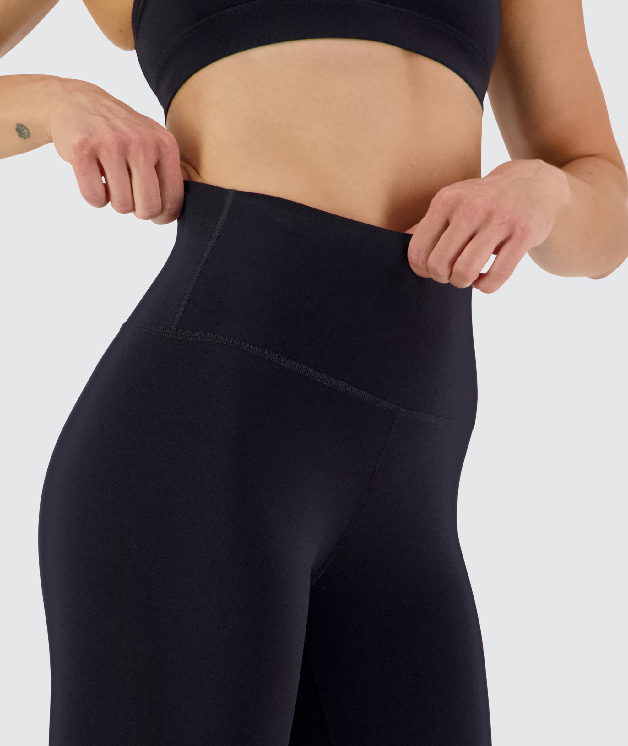 High-Waisted training tights, Model 176 cm / size S,#color_black