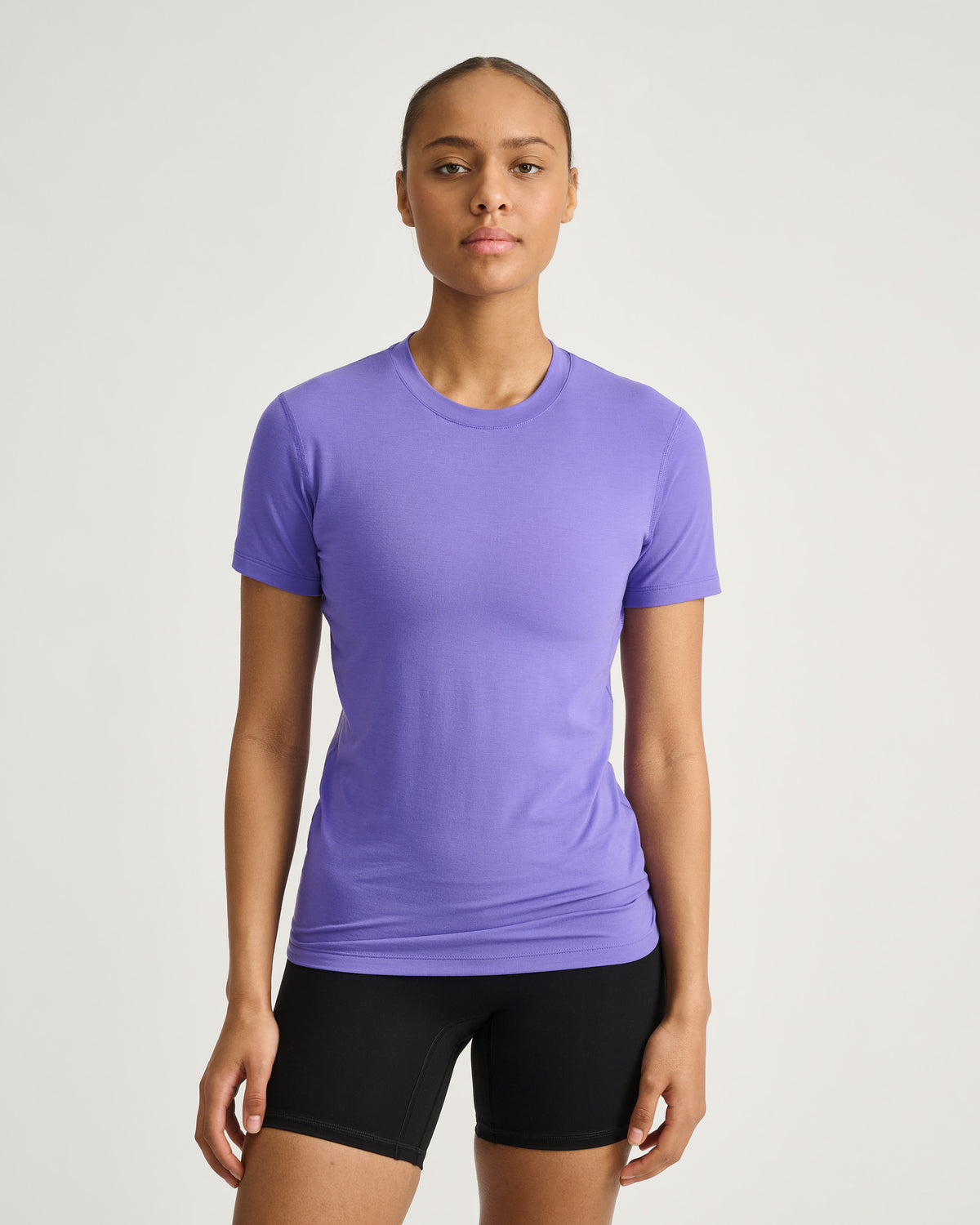 Women's training tee Model 167 cm / size XS #color_violet-vibe