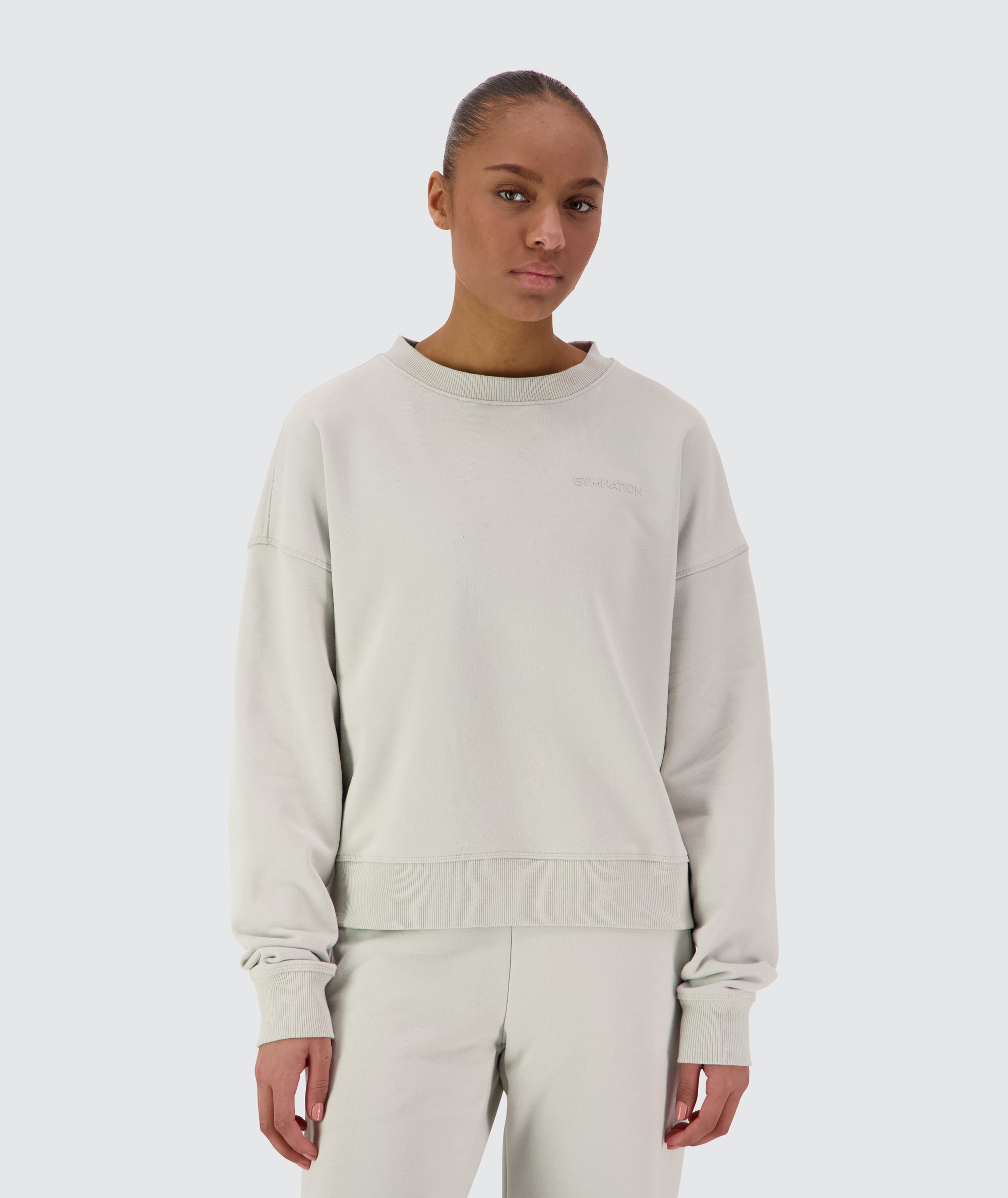 Women Crewneck Model 167 cm / size S #color_cool-grey