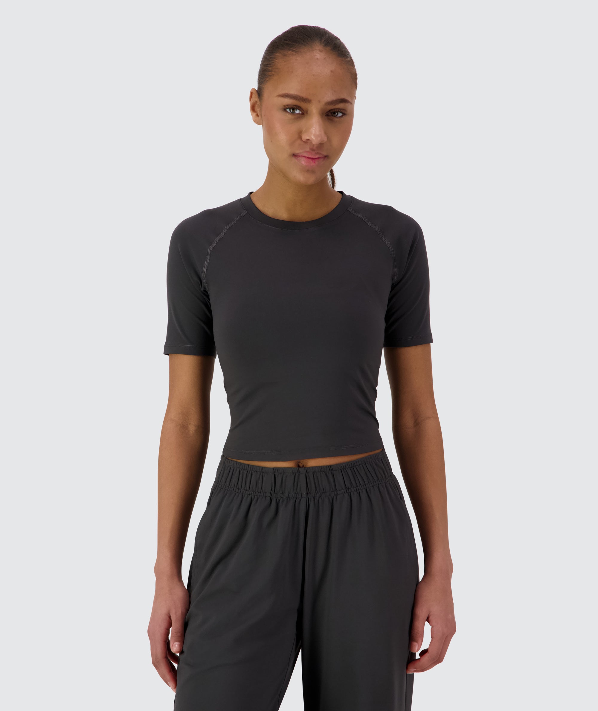 Gymnation Cropped ComfyKnit Tee Model 167 cm / size S #color_gravel-grey