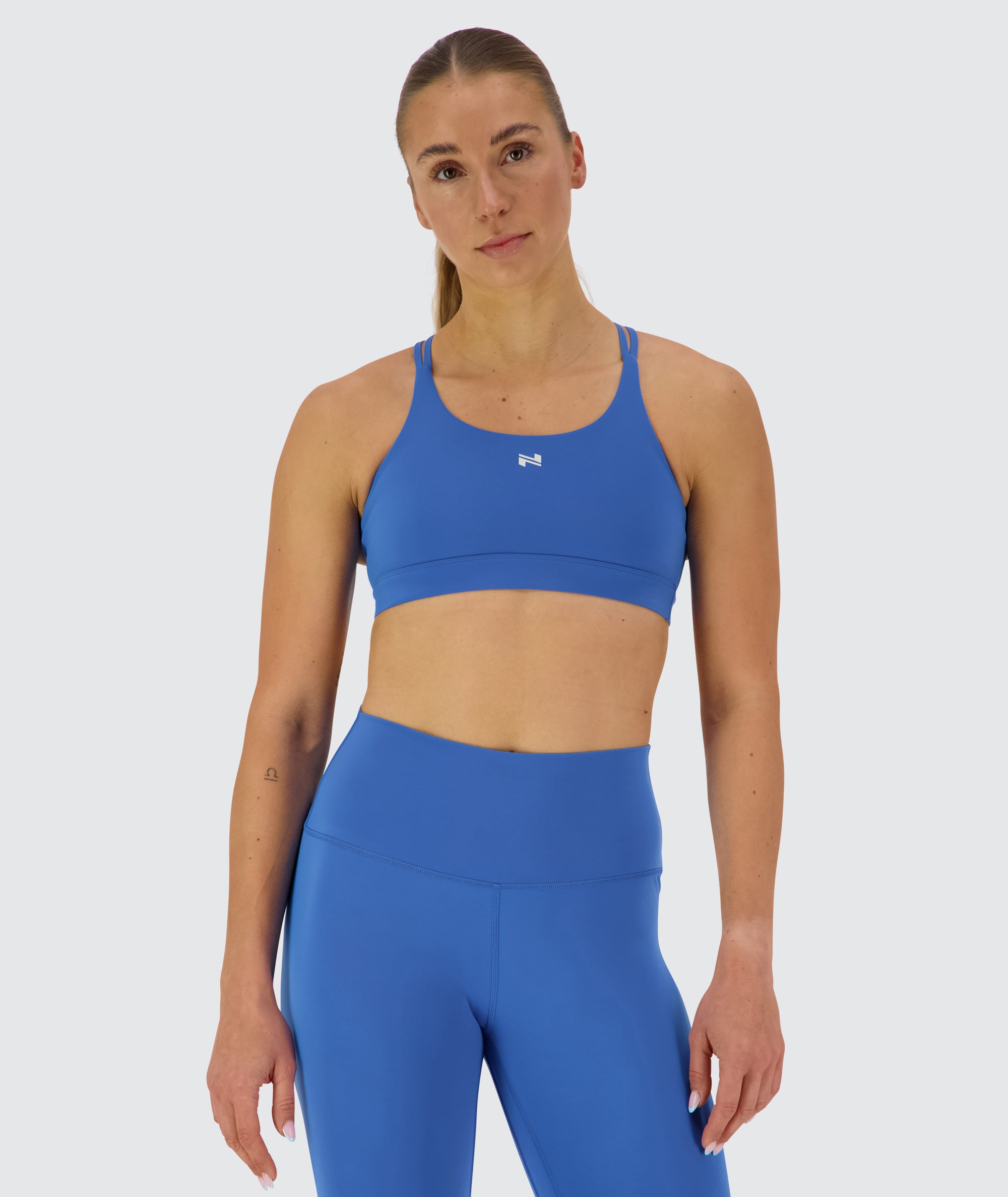 Strappy sports bra, Model 176 cm / size S #color_blue-blaze