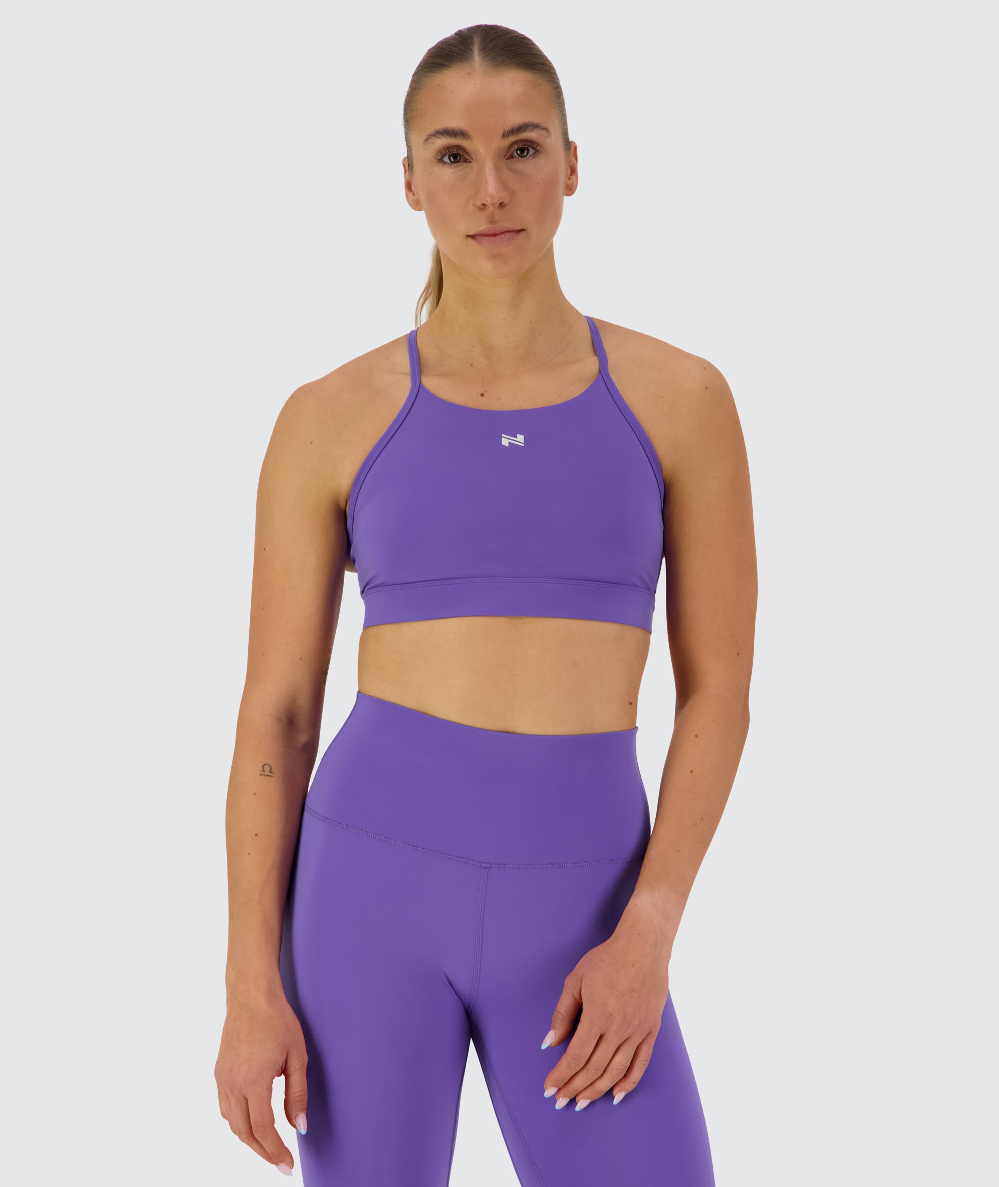 Training sports bra, Model 176 cm / size S #color_violet-vibe