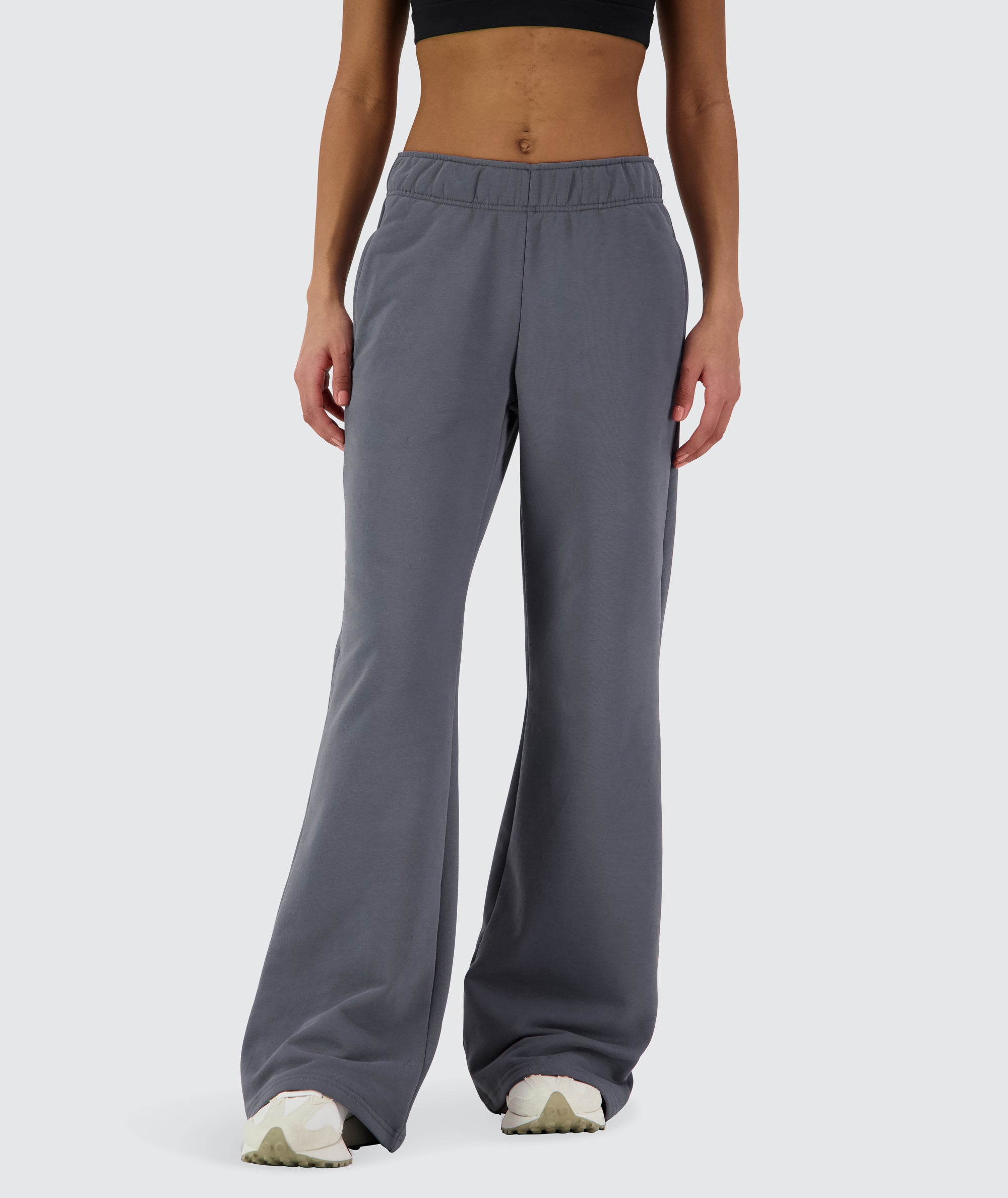 Women Wideleg Sweatpants Model 167 cm / size S #color_dark-grey