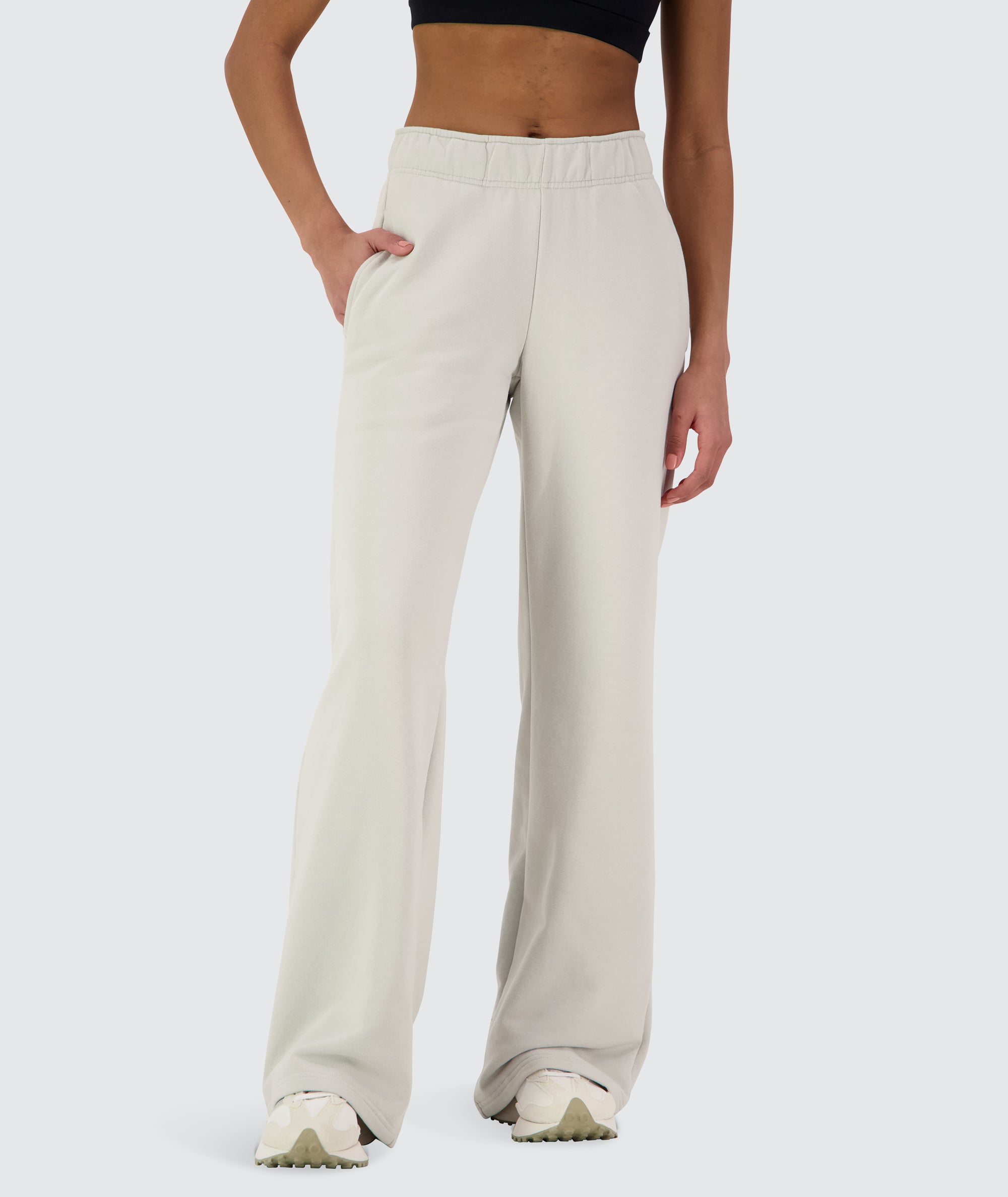 Women Wideleg Sweatpants Model 167 cm / size S #color_cool-grey