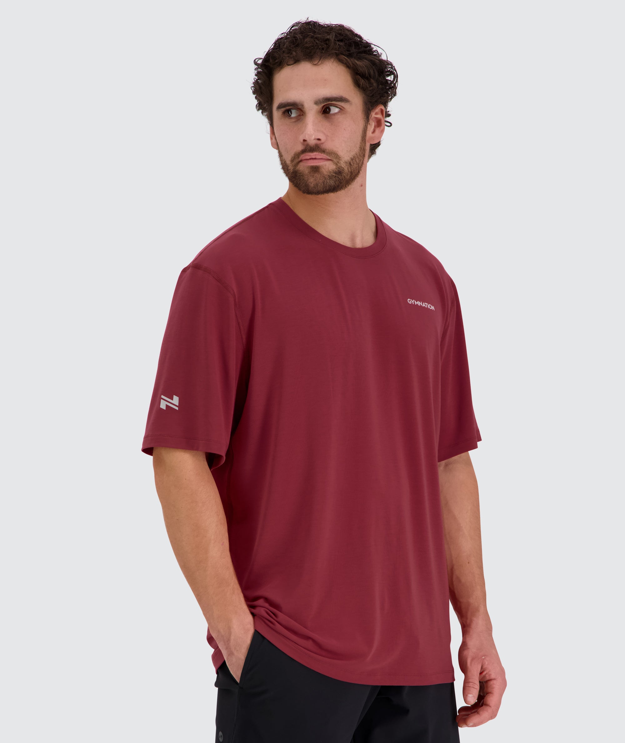 Best men's oversize t-shirt for training, Model 179 cm / size L#color_garnet-red