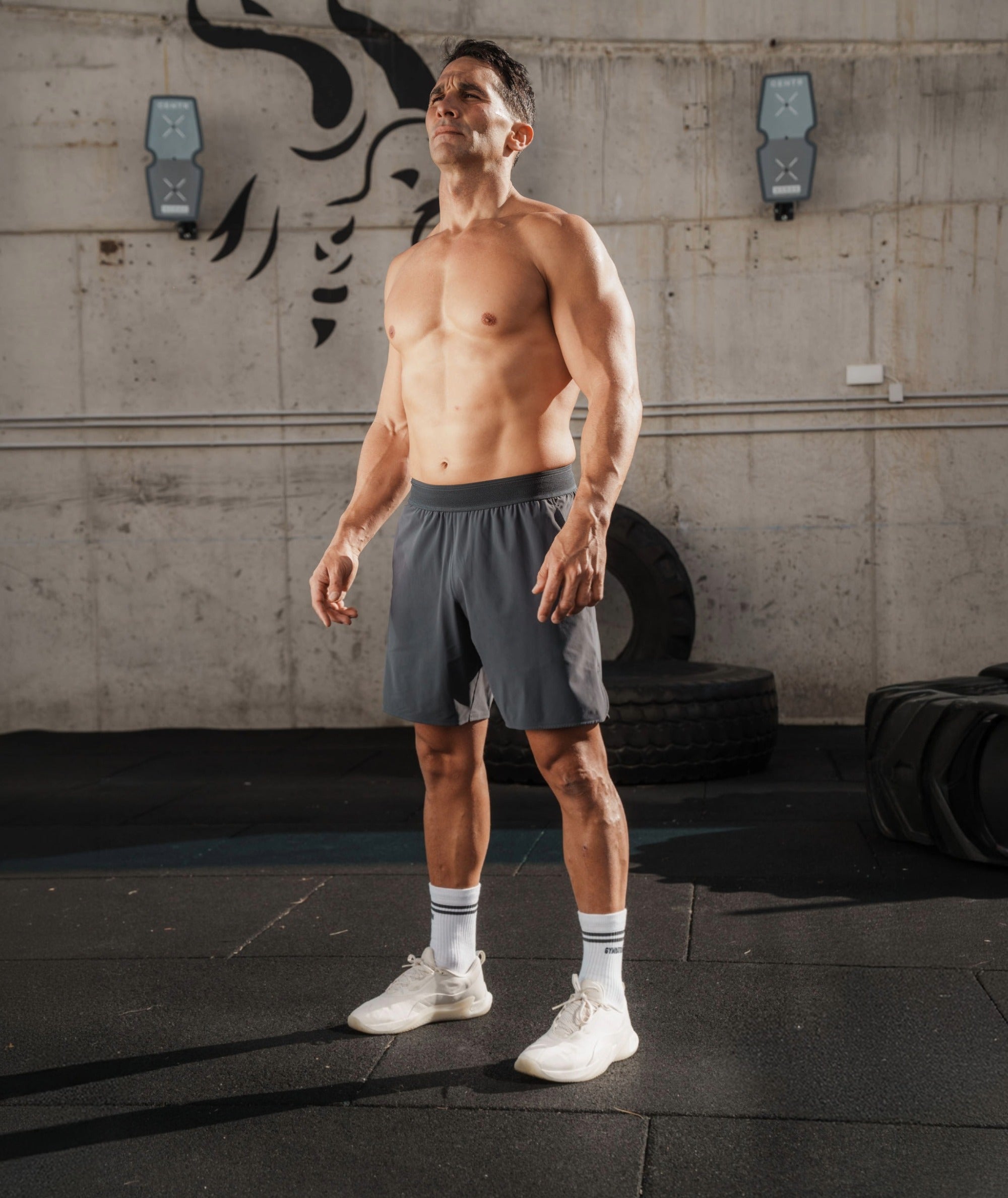 Men's performance shorts #color_gravel-grey