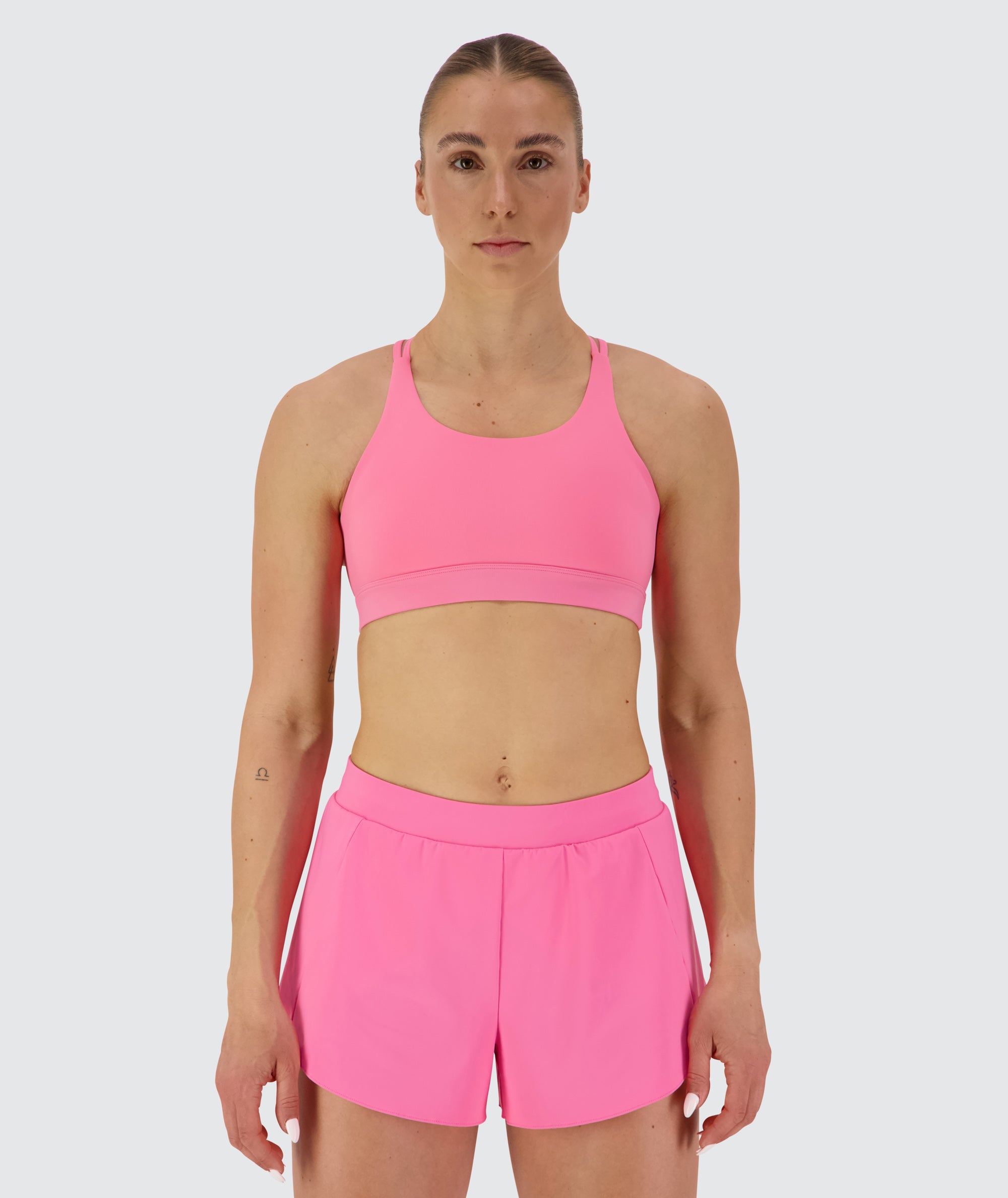 EveryForm Strappy Sports Bra, Model 176 cm / size S #color_candy-pink