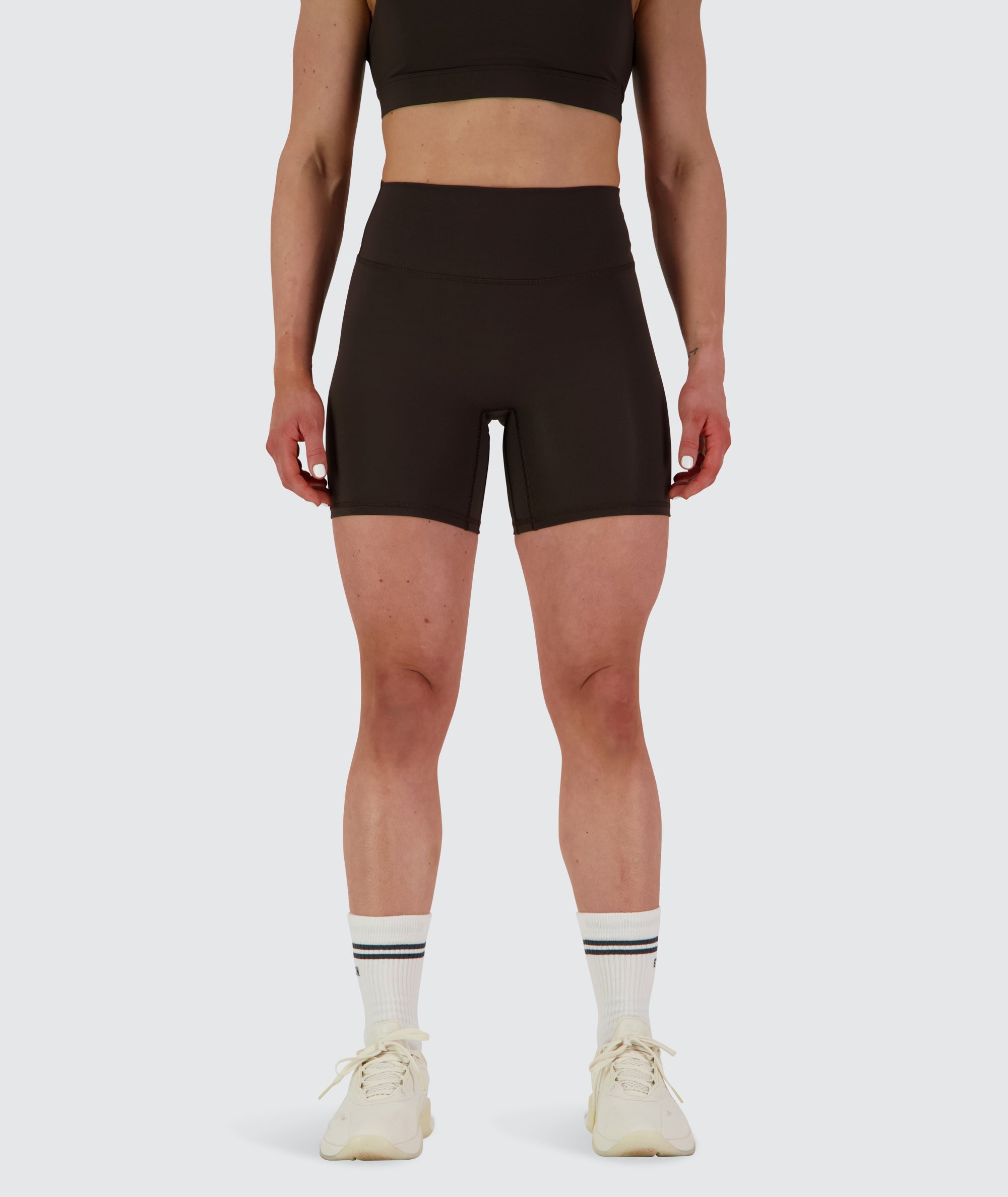Women's EveryForm Shorts, Model 166 cm / size S #color_moody-espresso