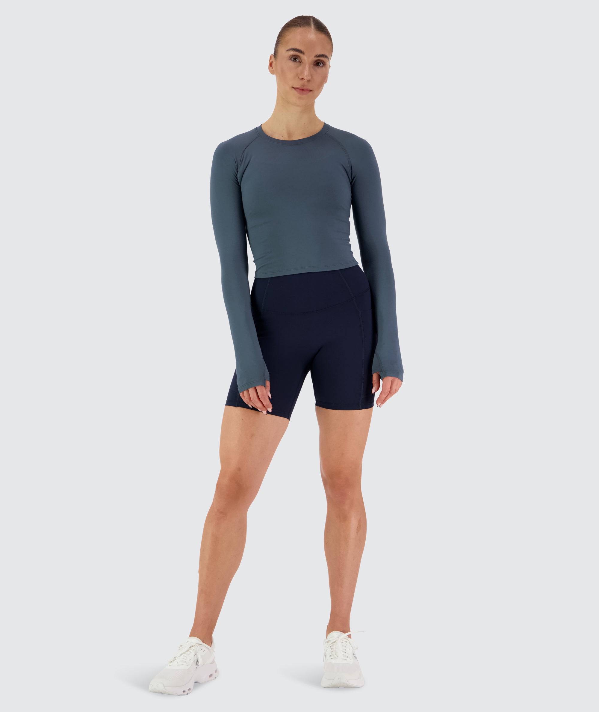 Women's Cropped ComfyKnit Longsleeve Dusty Navy, Model 176 cm / size S#color_dusty-navy