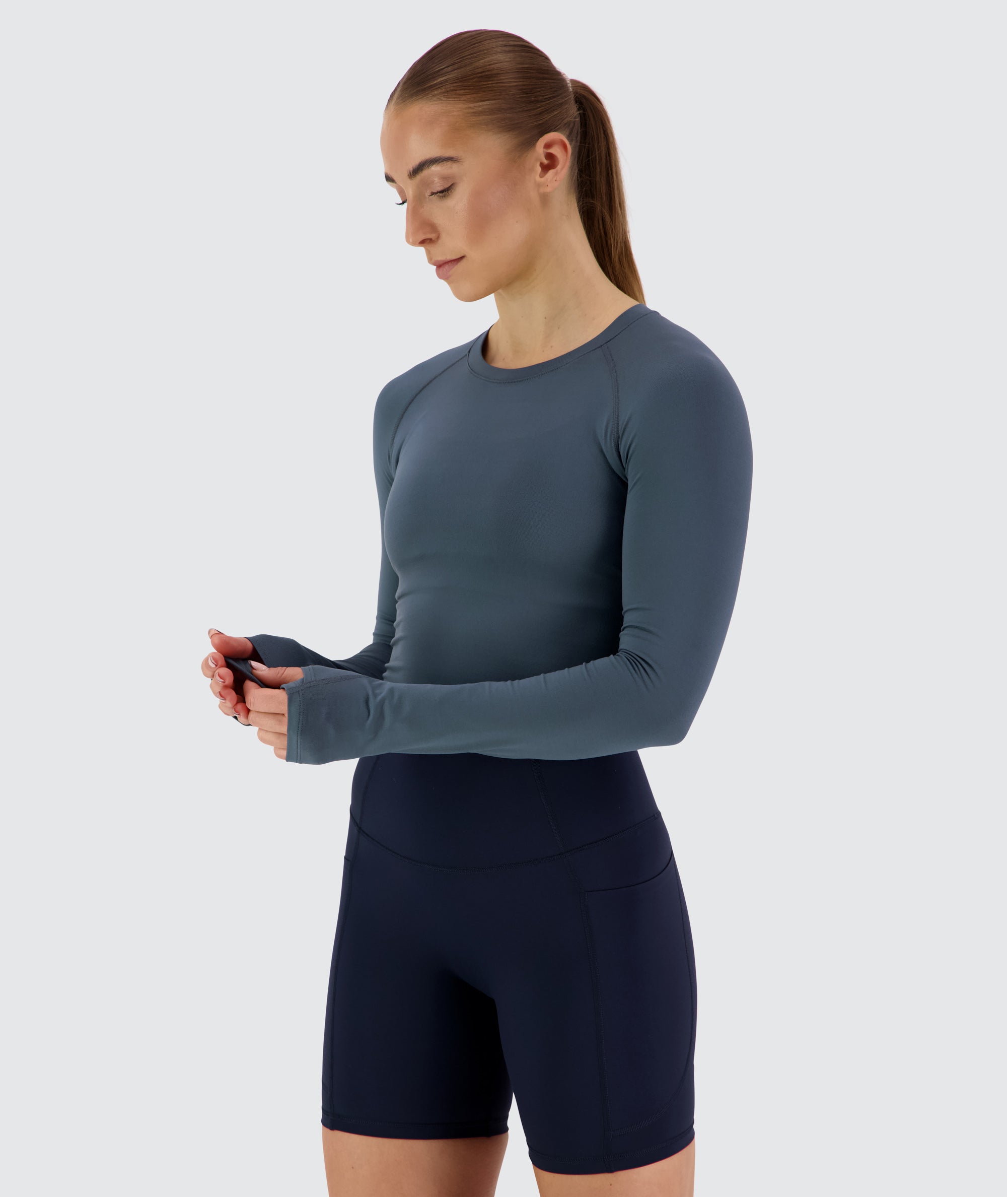 Women's Cropped ComfyKnit Longsleeve Dusty Navy, Model 176 cm / size S#color_dusty-navy