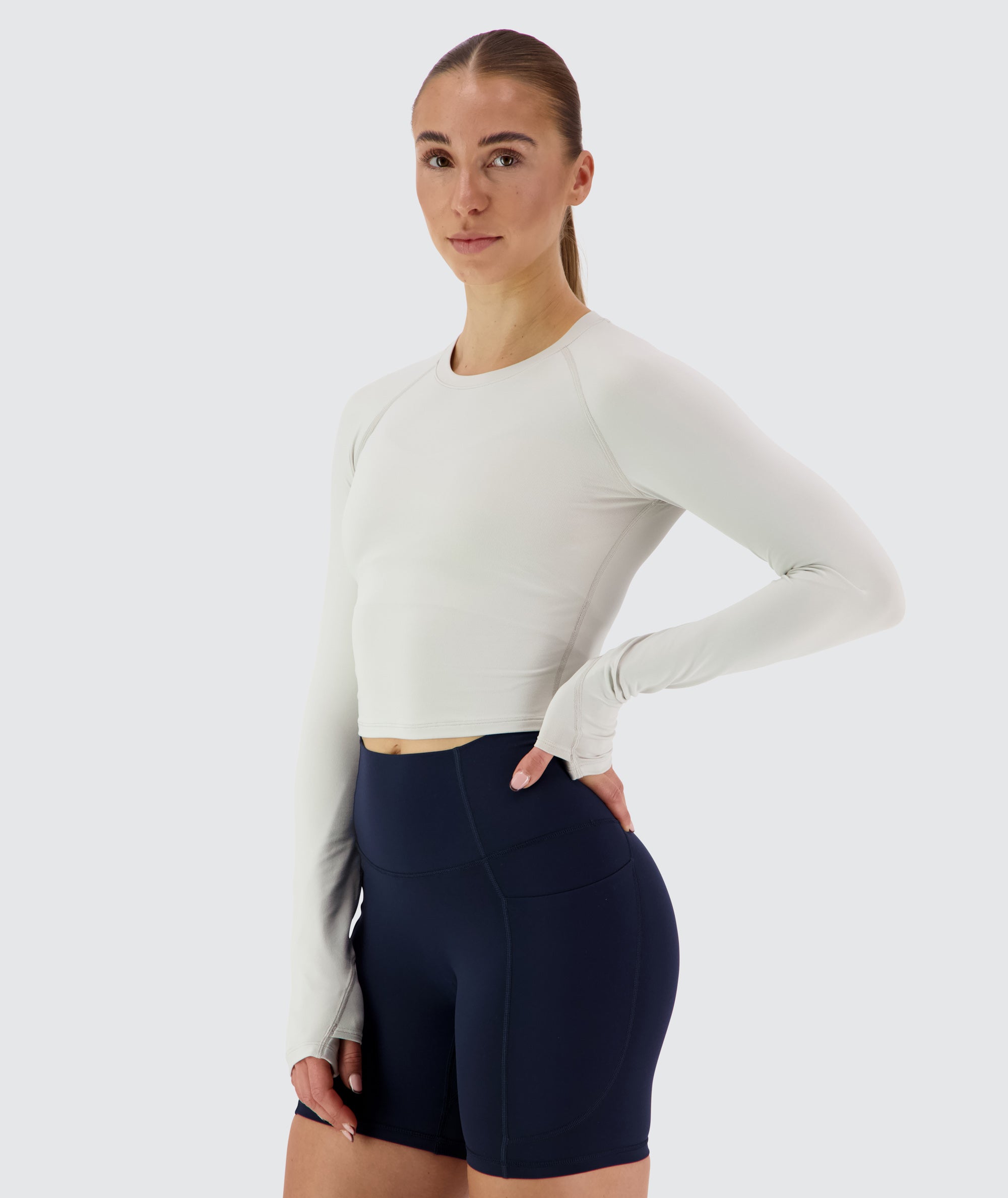 Women's Cropped ComfyKnit Longsleeve Fog, Model 176 cm / size S#color_fog