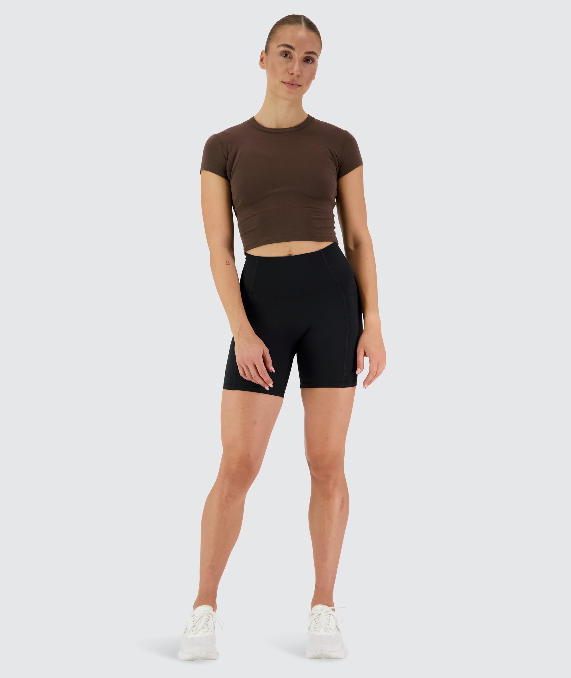 Women's Cropped Short Sleeve Coffee Bean, Model 176 cm / size S#color_coffee-bean
