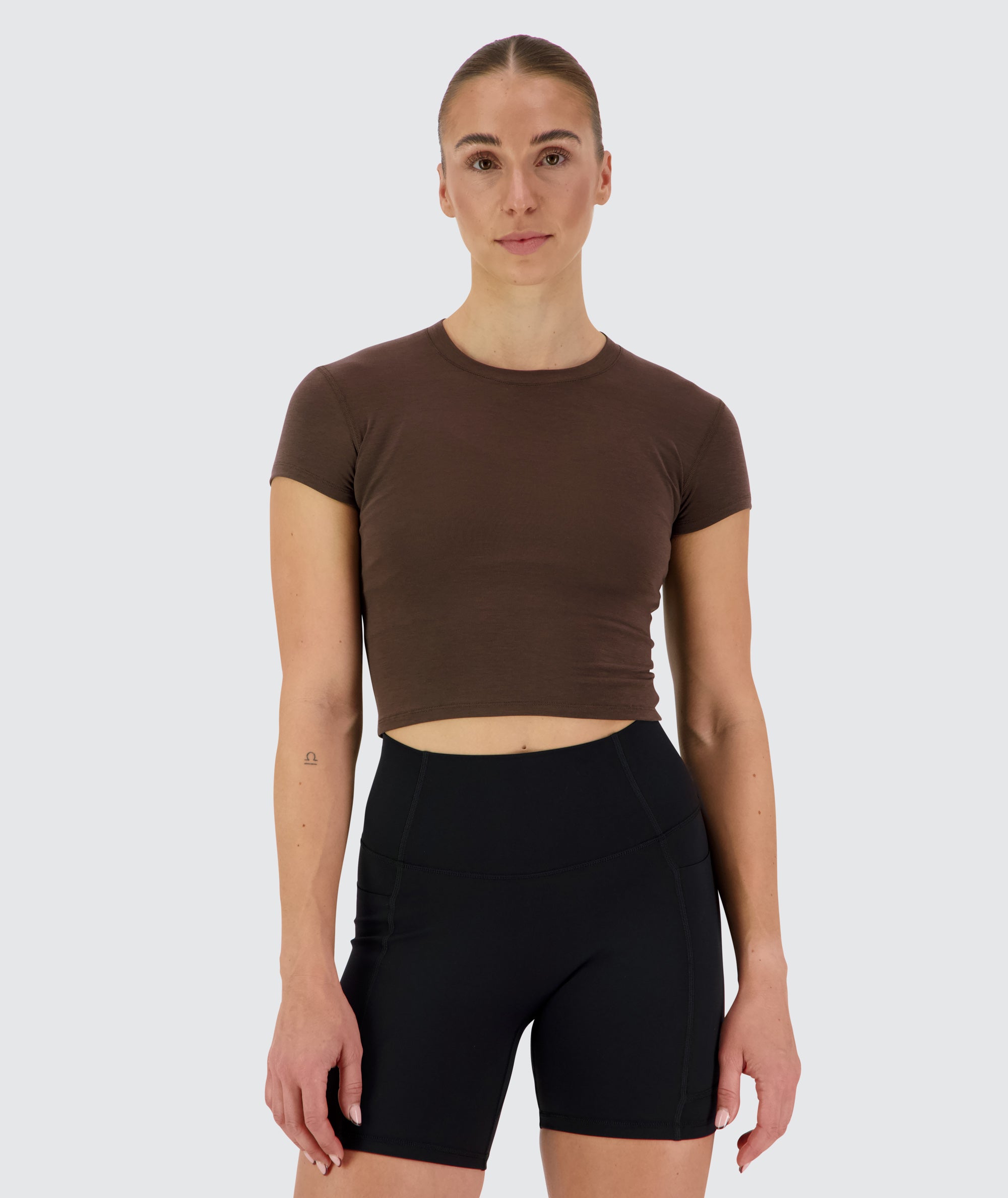 Women's Cropped Short Sleeve Coffee Bean, Model 176 cm / size S#color_coffee-bean