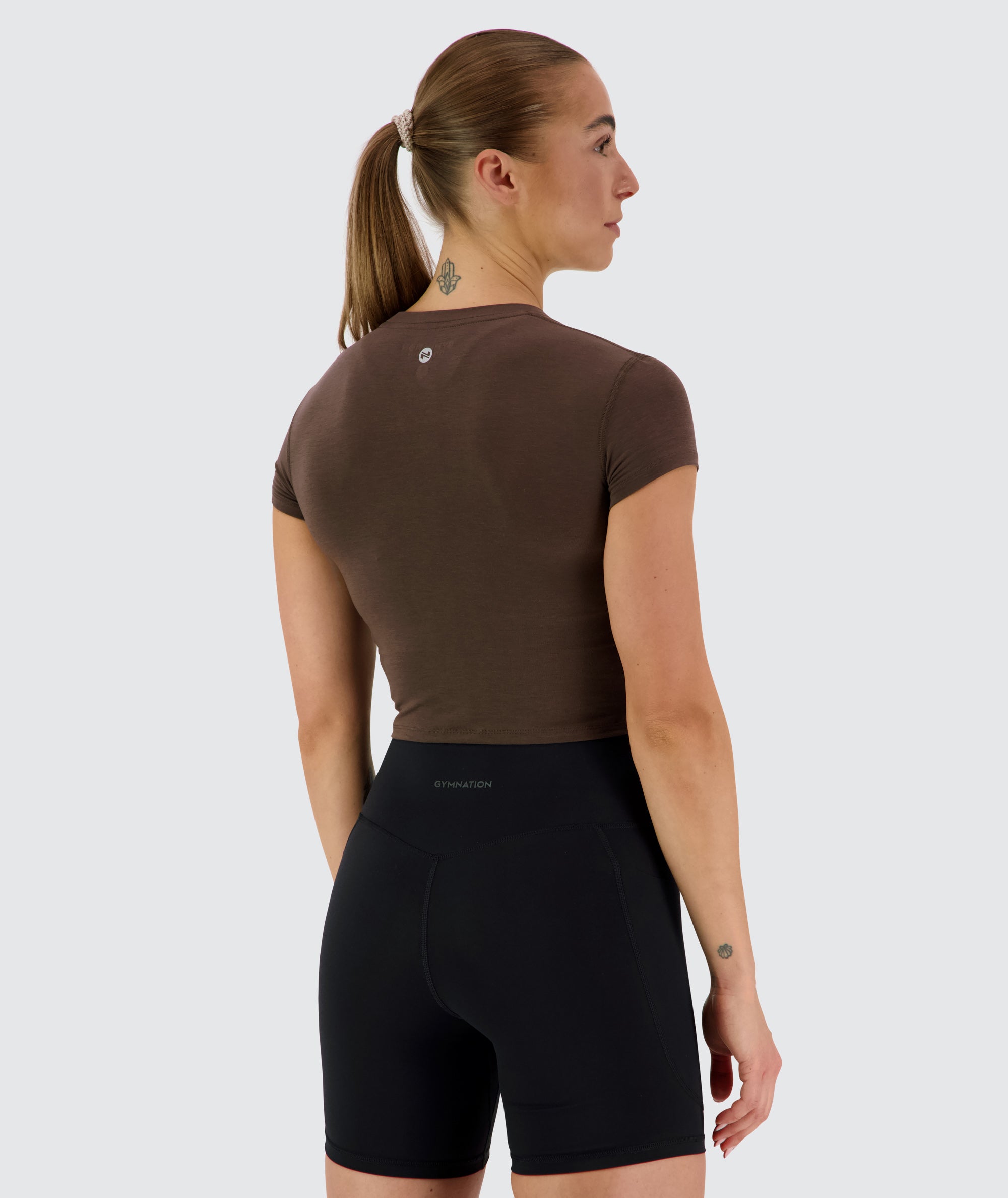 Women's Cropped Short Sleeve Coffee Bean, Model 176 cm / size S#color_coffee-bean