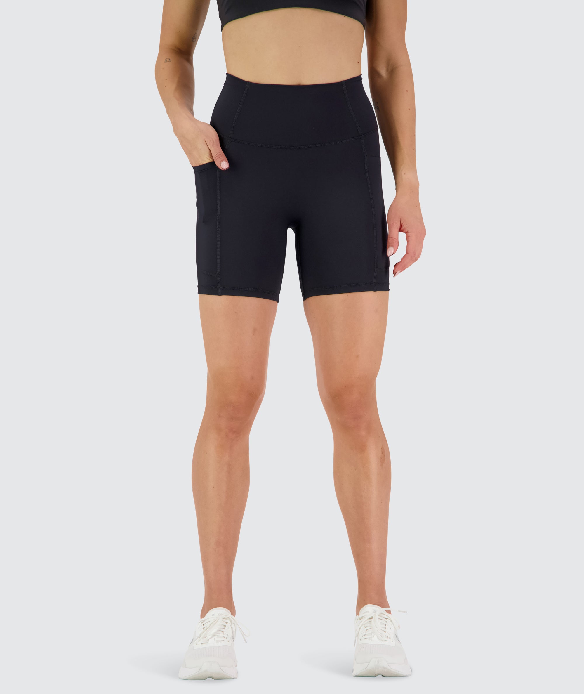 Women's Everyday Pocket Shorts Black, Model 176 cm / size S#color_black