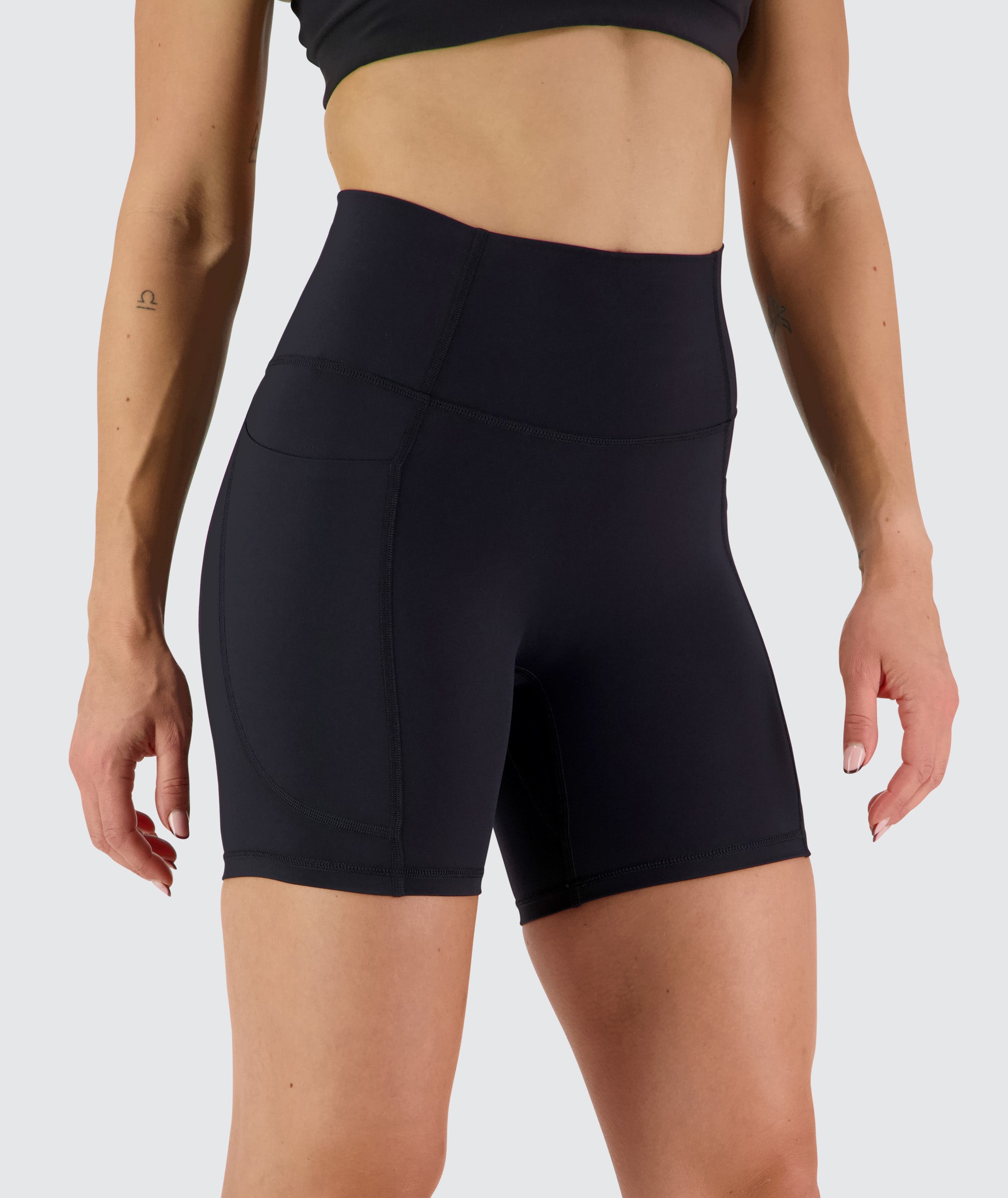 Women's Everyday Pocket Shorts Black, Model 176 cm / size S#color_black