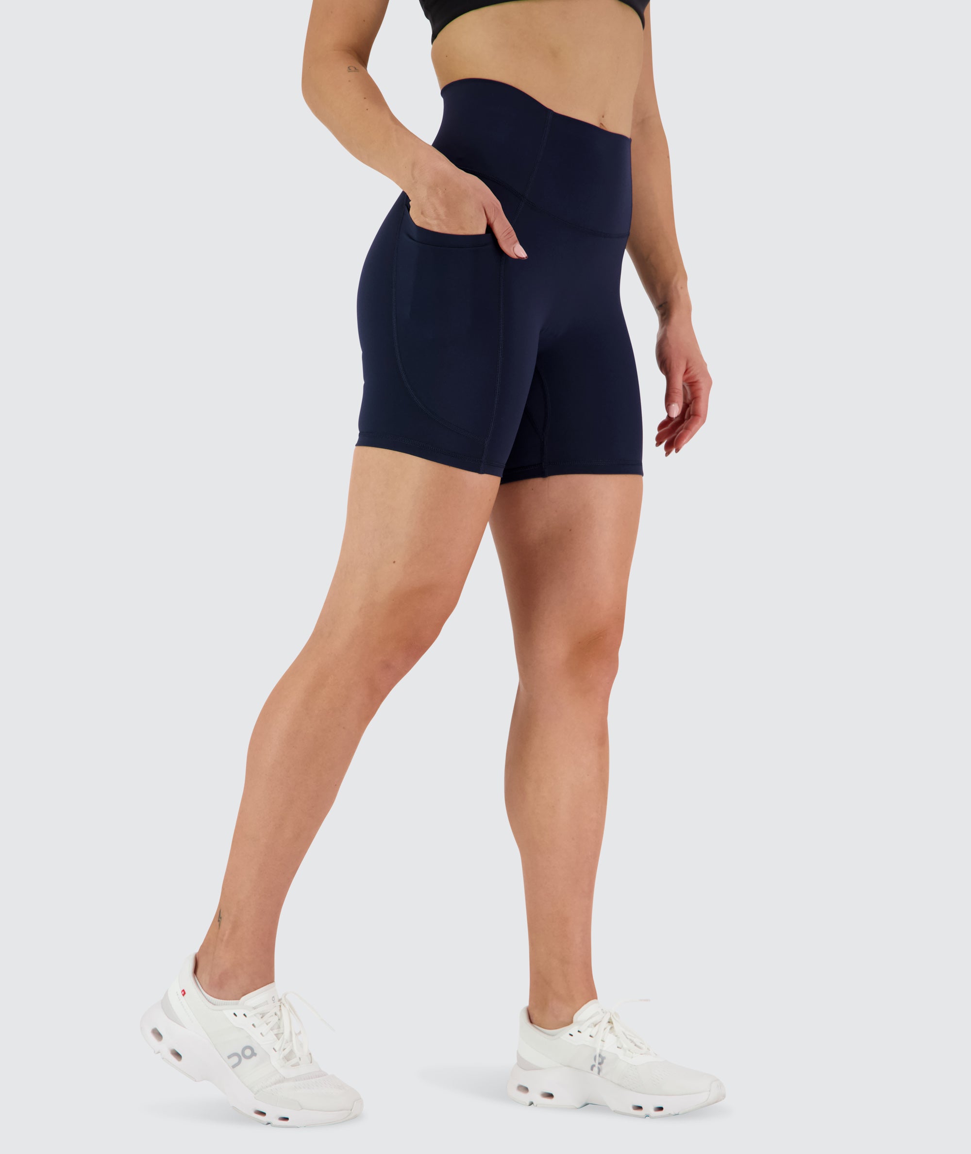 Women's Everyday Pocket Shorts Dark Navy, Model 176 cm / size S#color_dark-navy