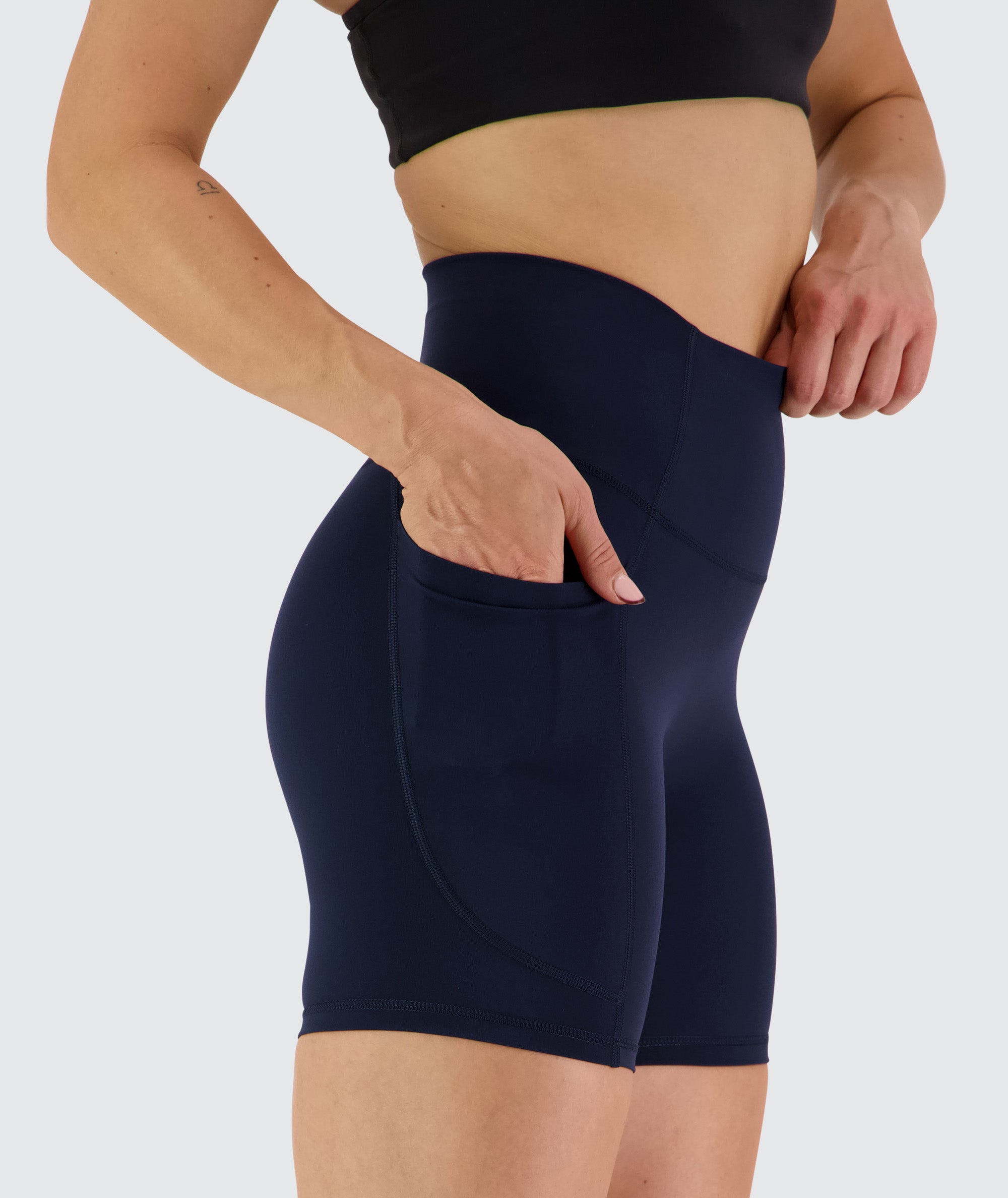 Women's Everyday Pocket Shorts Dark Navy, Model 176 cm / size S#color_dark-navy