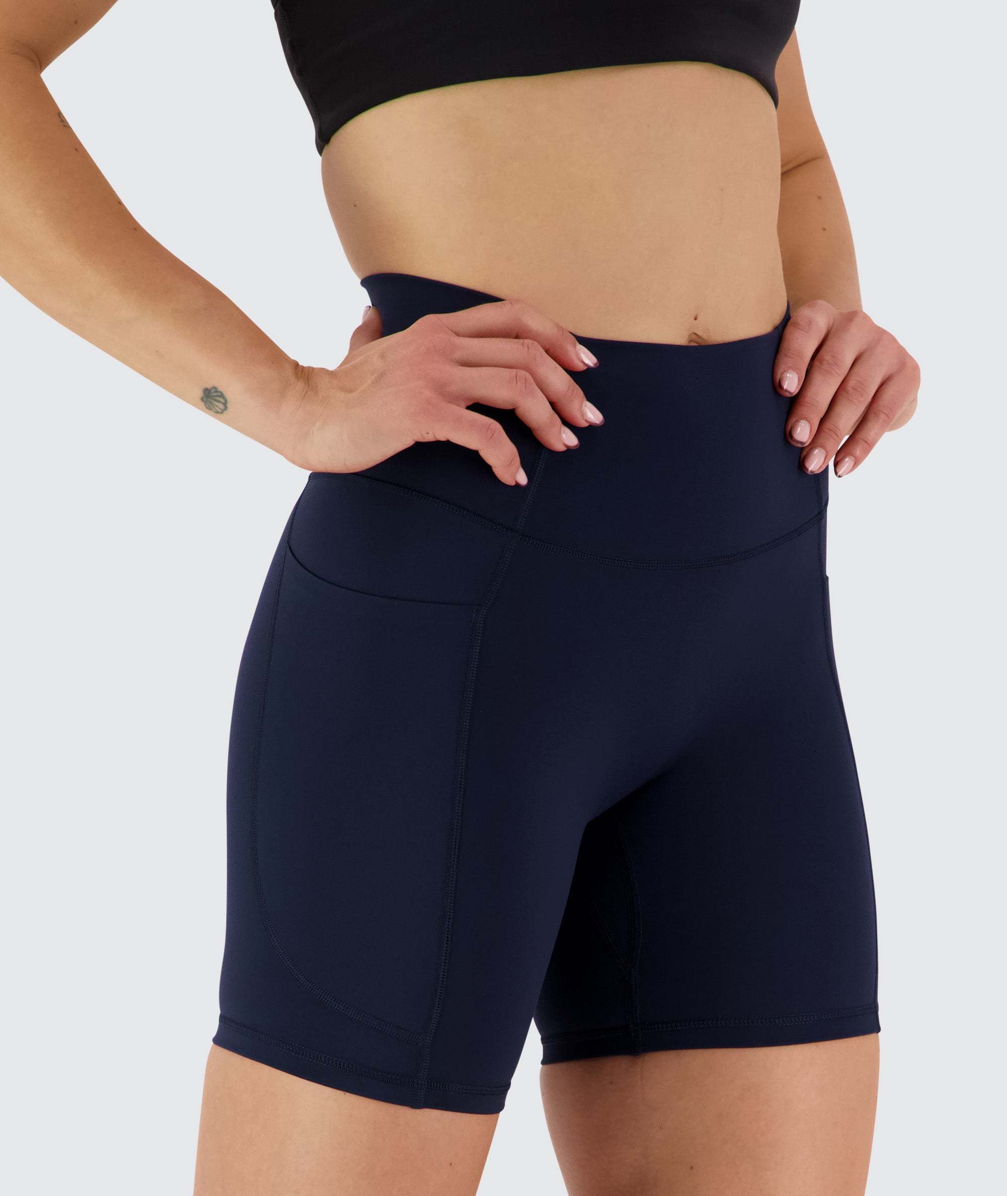 Women's Everyday Pocket Shorts Dark Navy, Model 176 cm / size S#color_dark-navy